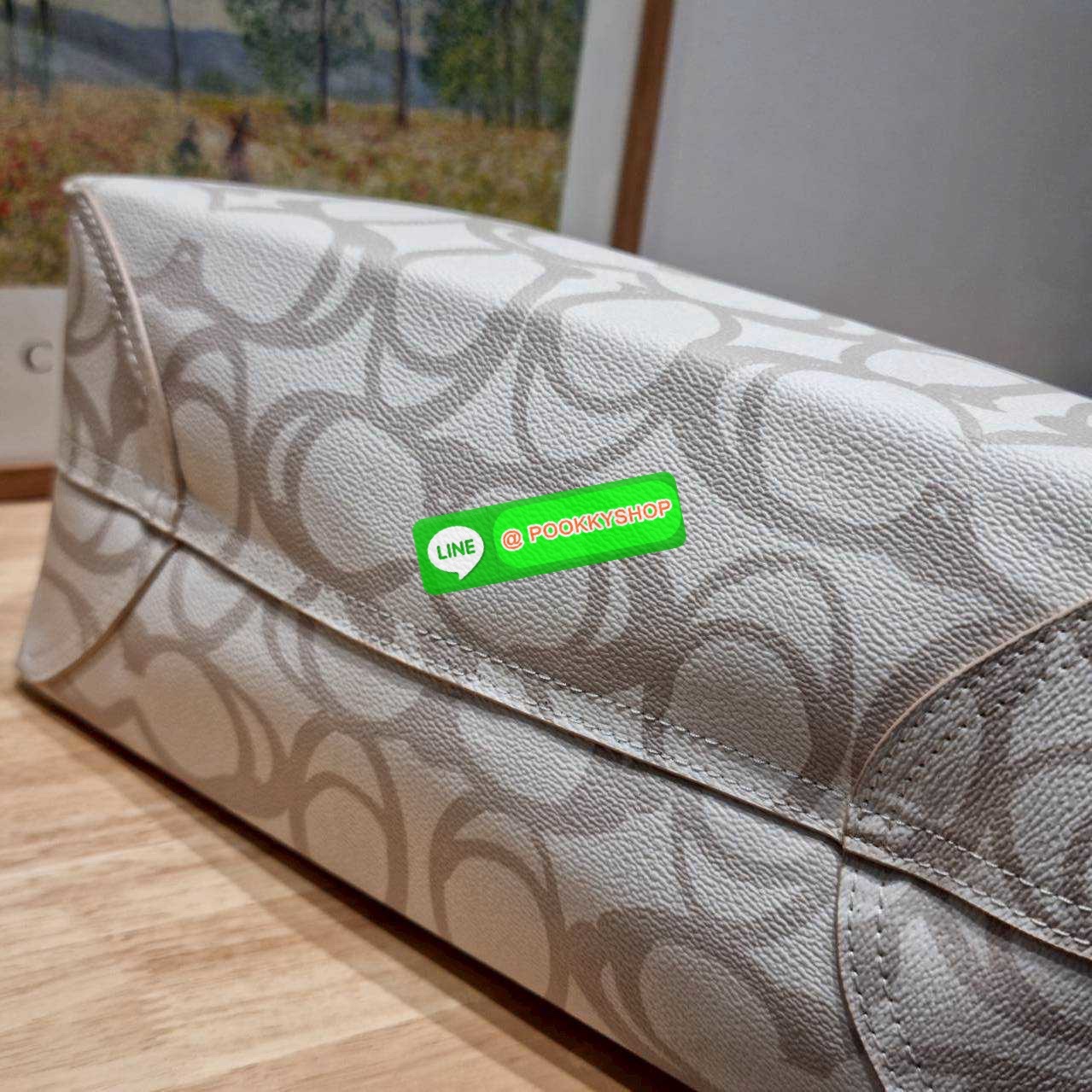 🔆 Model Coach CBH89 City Tote bag in Sketch Signature Canvas กระเป๋า City Tote รุ่นใหม่ล่าสุด ลายสวยมากๆ ดีไซน์ตัวซีลายสเก็ตช์ไม่ซ้ำ ไม่เกร่อ กระเป๋าโท้ทที่ขึ้นชื่อว่าจุของได้เยอะมากๆ ภายในโล่งกว้าง สายสะพายไหล่ในตัว สะพายไปเรียนคือได้เลย หรือสะพา