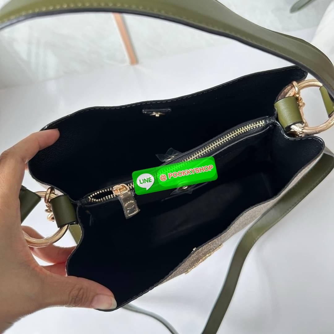 COACH TOWN BUCKET BAG IN SIGNATURE CANVAS (COACH 91512) 🔖 กระเป๋าสะพาย/ถือบัคเกต รุ่นคลาสสิคตลอดกาลไม่เอ้าท์ 🔖วัสดุ: แคนวาส ตัดหนังแท้ 🔖เปิด-ปิด กระเป๋าด้วยกระดุมแม่เหล็ก ภายในช่องโล่ง มีช่องซิปแบ่งตรงกลาง แยกเก็บของได้อย่างเป็นสัด