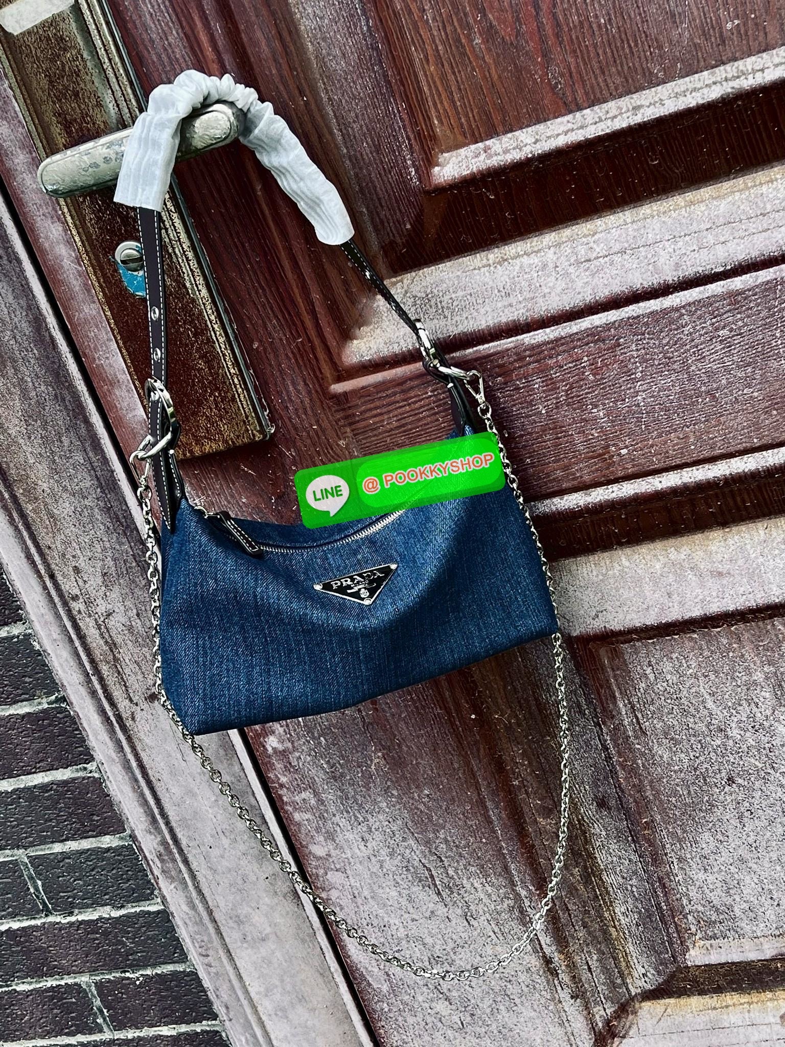 **สินค้าเข้าใหม่** ทางนี้ค่าาสาวๆ สวยเกินจะห้ามใจไหว! NEW IN! PRADA HOBO HANDBAG//SHOULDER DENIM BAG 🔖พร้อมส่งา แม่ค้าเองก็จับไม่วางแล้ว1ค่าา สวยจริงๆ กับPrada denim วัสดุยีนส์หนานิ่มตัดขอบหนังอย่างดี ทรงสวยมากๆค่ะ หูหิ้วสายหนังในตัว คล้องไหล่ได้