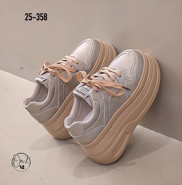 รองเท้าผู้หญิงทรง Sneaker Platform เสริมส้นแบบหนา ดีไซน์แฟชั่นล้ำสมัย ใส่แล้วขาดูยาว หุ่นเพรียวขึ้นทันที น้ำหนักเบา เดินง่ายไม่เมื่อย เข้ากับฤดูนี้สุดๆ! เพราะใส่คู่กับกางเกงขายาวหรือกระโปรงก็โดดเด่น แมทช์เสื้อหนาว เสื้อแขนยาวได้ลงตัว เพิ่มลุคให้ดูสตรีทแฟช