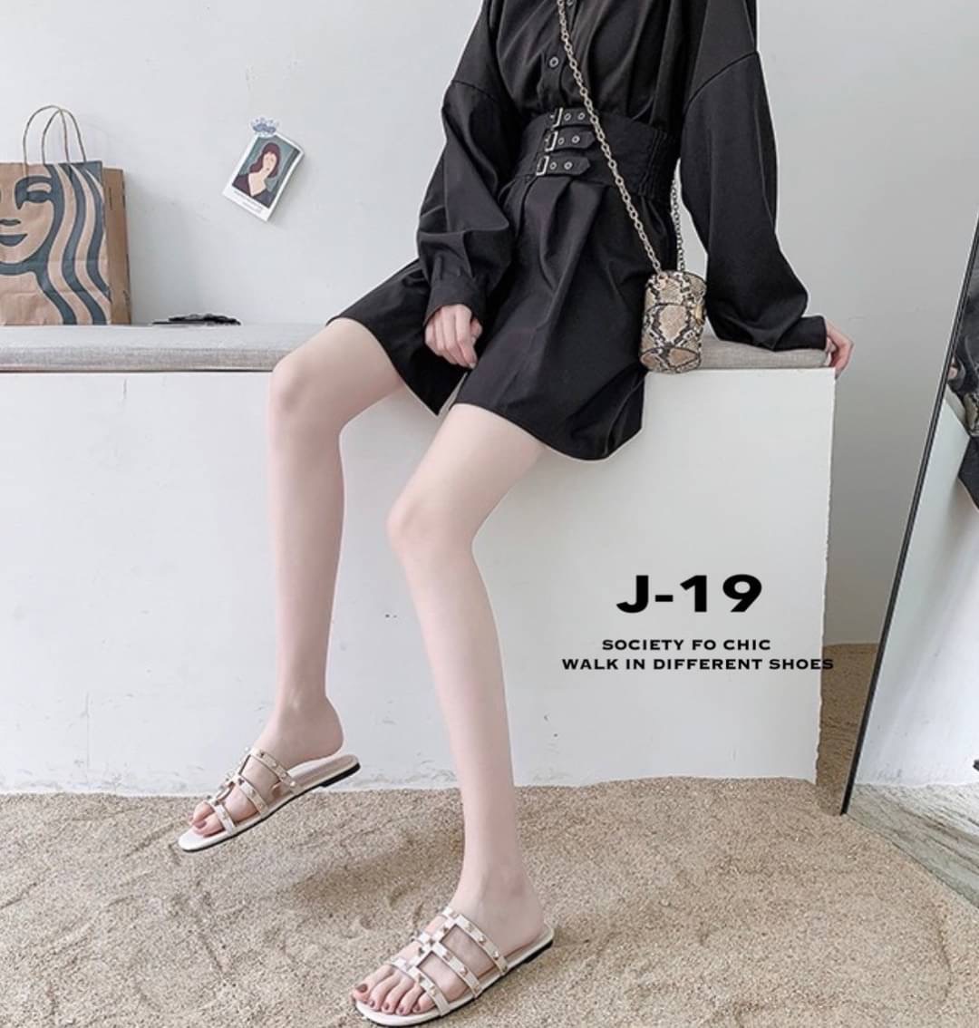 แบบขายดีรีพีท‼️ ตอบโจทย์ได้ดีในวันที่ไม่อยากส้นสูง แต่ยังอยากดูกริบ เป๊ะปัง สไตล์เซเลป อะไหล่ปิรามิดสีทอง เพิ่มความหรูดูแพง หนังแก้วเงา ดูแลง่าย ใส่ได้ตลอดไม่มีเอาท์ จริงๆค่ะ