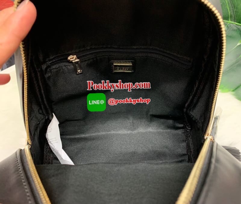 New !! GUESS GESABEL GYM BACKPACK กระเป๋าสะพายหลังได้//สะพายข้างได้ วัสดุหนังนิ่ม น้ำหนักเบา รูปทรงน่ารักมากๆค่ะ ด้านหน้ามีช่องซิปหนึ่งช่อง เปิดปิดกระเป๋าด้วยซิป มีพวงพู่แบรนด์ห้อยเพิ่มความเก๋เข้ามาให้ด้วย พวงพู่สามารถถอดแยกออกได้ด้วยค่ะ ภายในกระเป๋าโล่งก