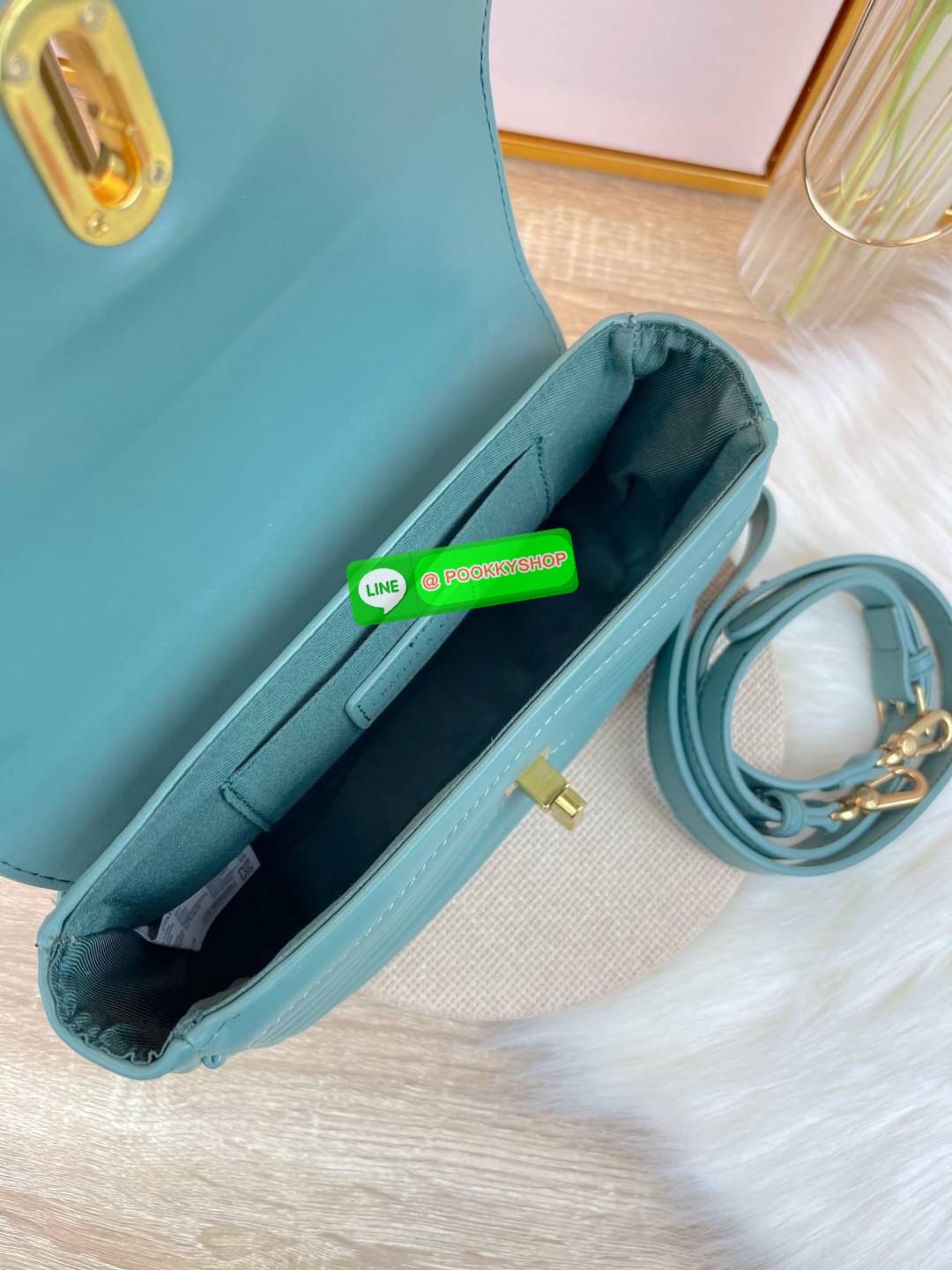 Charles & Keith Aubrielle Chain-Handle Panelled Crossbody Bag กระเป๋าสะพายข้างดีไซน์คลาสสิกขนาดกำลังพอเหมาะ ตัวกระเป๋าทำtextureลายนูนที่ด้านหน้าเพิ่มความโดดเด่น มาพร้อมสายสะพายโซ่สีทองหรูหราแบบคล้องแขน/คล้องไหล่และยังมีสายหนังสะพายยาวแบบปรับและถอดสายได้ ต