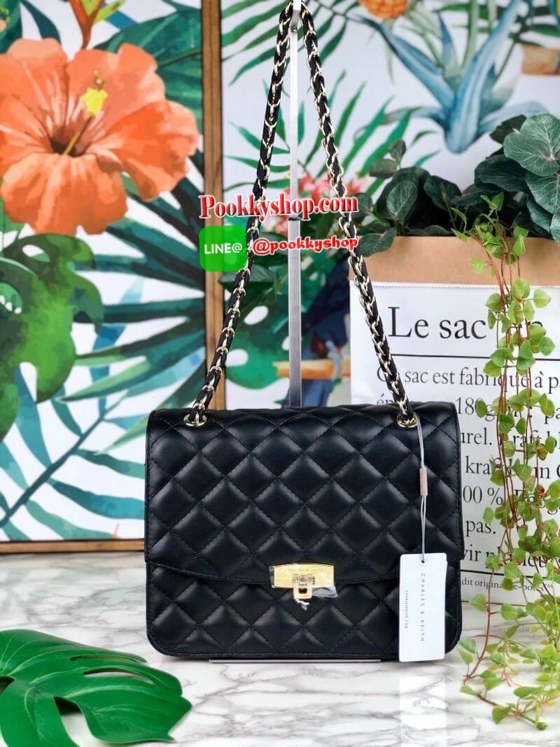 Charles & Keith Quilted Push Lock Bag กระเป๋าสะพายข้างวางอยู่ทรง ตัวกระเป๋าเป็นหนังผิวสัมผัสนุ่มมือ เดินลายตารางทั่วทั้งใบ ด้านหลังมีช่องพ็อกเก็ตใส่ของได้เล็กน้อย ด้านหน้าเปิดปิดแบบตัวล็อก ด้านในจุจุของได้เยอะ สามารถใส่ iPad mini ได้ สายสะพายจะทำเป็นสายคู