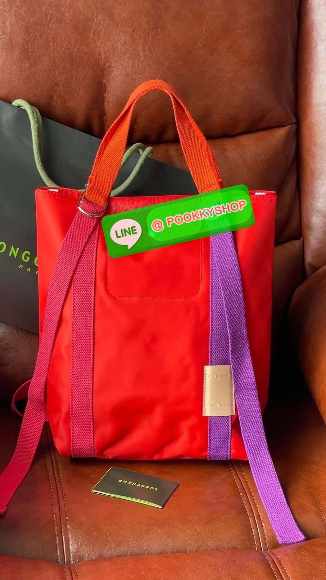 💕LONGCHAMP LE PLIAGE RE-PLAY Tote bag S เป็นอีกรุ่นที่น่าสนใจในการออกแบบ กระเป๋าโท้ทแนวตั้งที่กว้างขวางมีน้ำหนักเบา ใช้งานได้จริง ปิดด้วยกระดุมแป๊กและสามารถถือด้วยมือ สะพายไหล่ และสะพายข้างลำตัว Le Pliage Re-Play เวอร์ชันใหม่นี้ยังคงเติมชีวิตชีวา