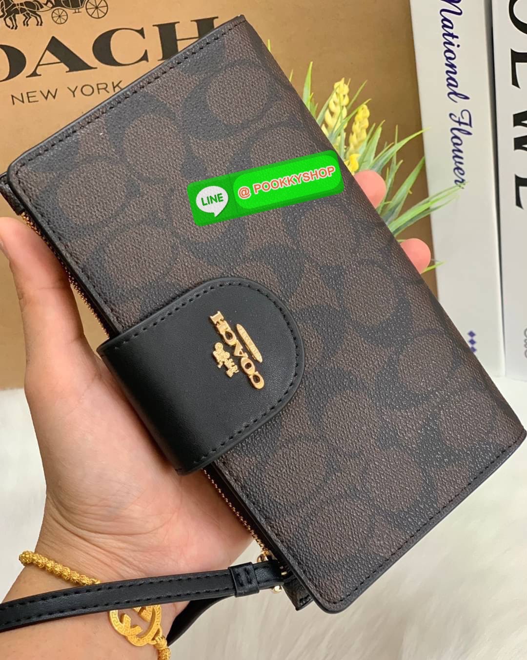 COACH TECH WALLET IN COLORBLOCK SIGNATURE ((C2874)) ✔️กระเป๋าเงินใบยาว หนังแท้ พร้อมสายคล้องมือในตัวค่ะ ✔️เปิดปิดด้านหน้าแบบฝากระดุม ภายในมีช่องใส่ธนบัตร2ช่อง ;สามารถใส่มือถือ iphone 10 xs max ได้เลยค่ะ ✔️มีช่องเสียบธนบัตร7ช่อง;พร้อมช