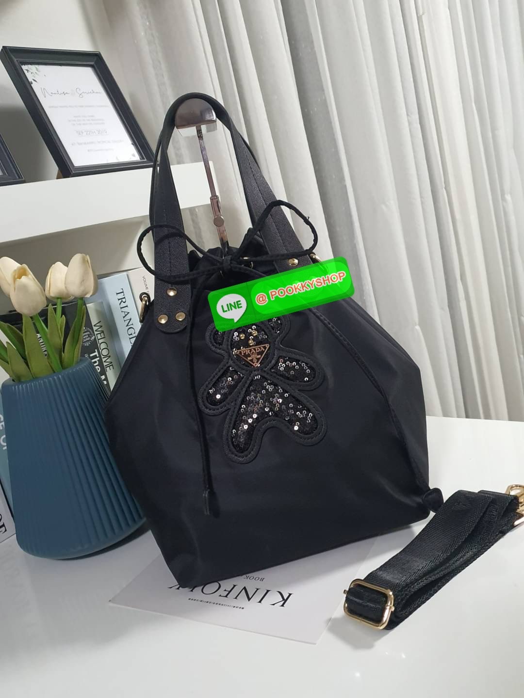 NEW ARRIVALS 2021 ⭐️⭐️ พร้อมส่ง กระเป๋าพรีเมี่ยมกิ้ฟท์ต่างประเทศ จากแบรนด์ Prada กับทรง Bucket Bag ขนาดกำลังดี วัสดุทำจากผ้าไนล่อน ปากกระเป๋ามีสายรูดเปิดปิด ภายในบุผ้าลายแบรนด์ มีช่องซิ ใส่ของแยก ใส่ของได้หลากหลาย ช่องใหญ่คุ้มๆเลยค้า มาพร้อมสายยาวสะพาย Cr