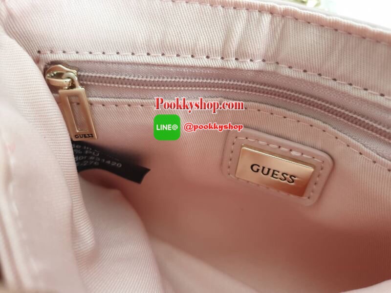 Guess Mini Crossbody Bag กระเป๋าสะพายข้าง Crossbody หนังนิ่มเรียบอยู่ทรง มาพร้อมพวงกุญแจแบรนด์ฝังเพชรสวยหรู ดูแพง พวงกุญแจถอดออกได้ กระเป๋าขนาดกำลังพอดี น่ารัก น่าใช้ค่ะ เปิด-ปิดด้วยกระดุมแป็ก ด้านหน้าติดโลโก้แบรนด์อะไหล่ทอง ภายในโล่ง ซับในผ้าอย่างดี มีช่