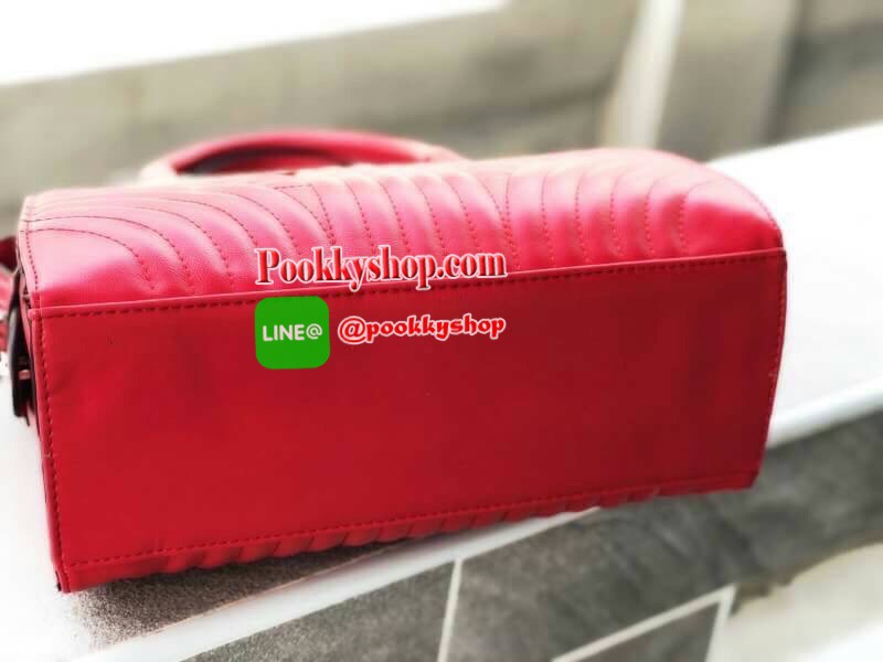 Prada กระเป๋าถือหรือสะพายอเนกประสงค์ มาใหม่ล่าสุดหนังสวยอยู่ทรง ขนาดกำลังดีน้ำหนักเบา หูจับถนัดมือ สายสะพายยาวถอดได้ปรับระดับได้ เปิดปิดด้วยซิปปั๊มโลโก้อะไหล่หรู ภายในกว้างสามารถใส่กระเป๋าสตางค์ใบยาวได้พรีเมียมกิฟจากต่างประเทศแท้ ห้ามพลาด จำนวนจำกัด