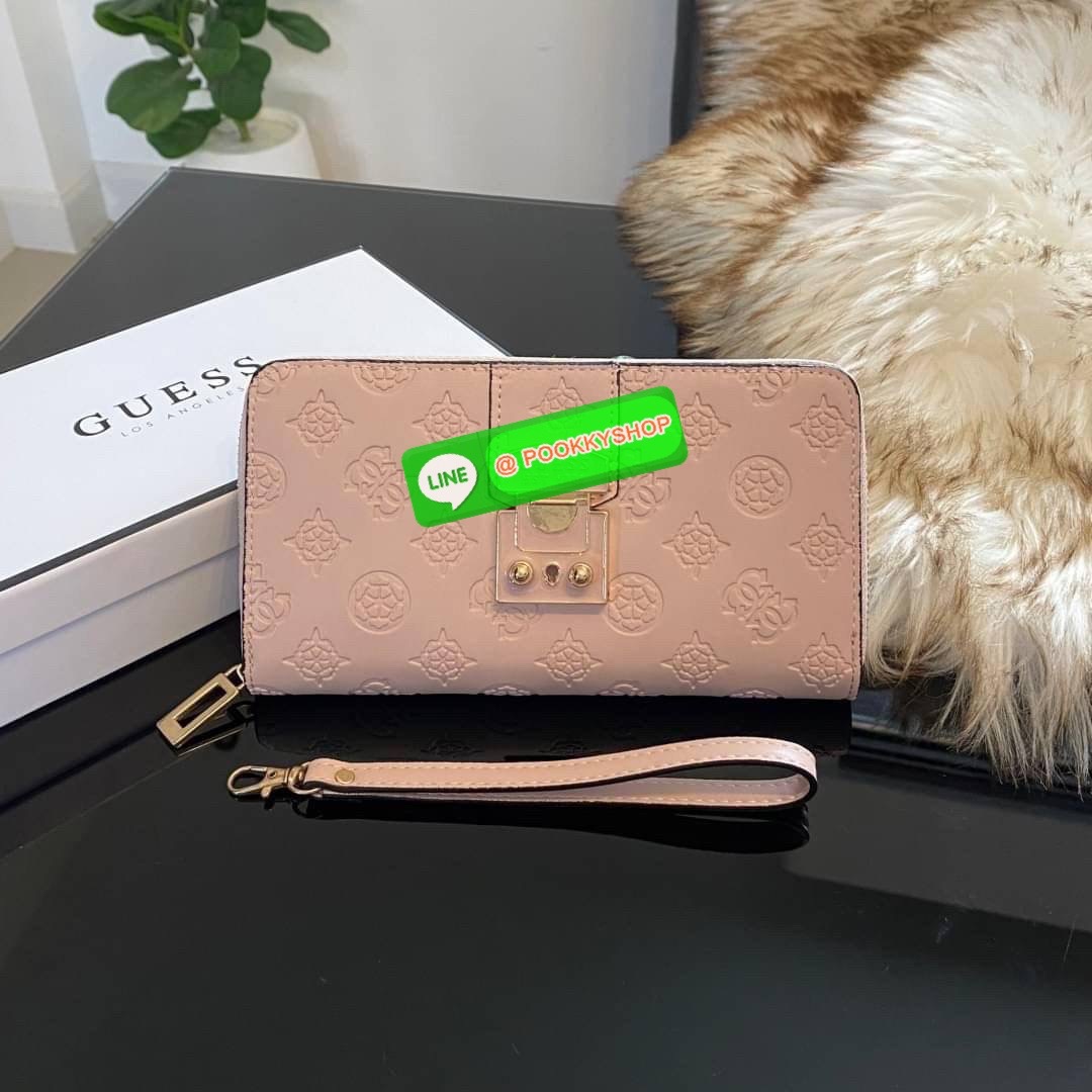Guess Long Wallet กระเป๋าเงินใบยาวซิปรอบ ด้านหน้ามีโลโก้แบรนด์สีเข้ากระเป๋าสวยสะดุดตา รุ่นนี้มีสายคล้องมือมาให้ เพื่อใช้งานง่ายและสะดวกมากยิ่งขึ้น ด้านในมีช่องใส่ธนบัตร ช่องใส่บัตร และช่องซิปใส่เหรียญค่ะ