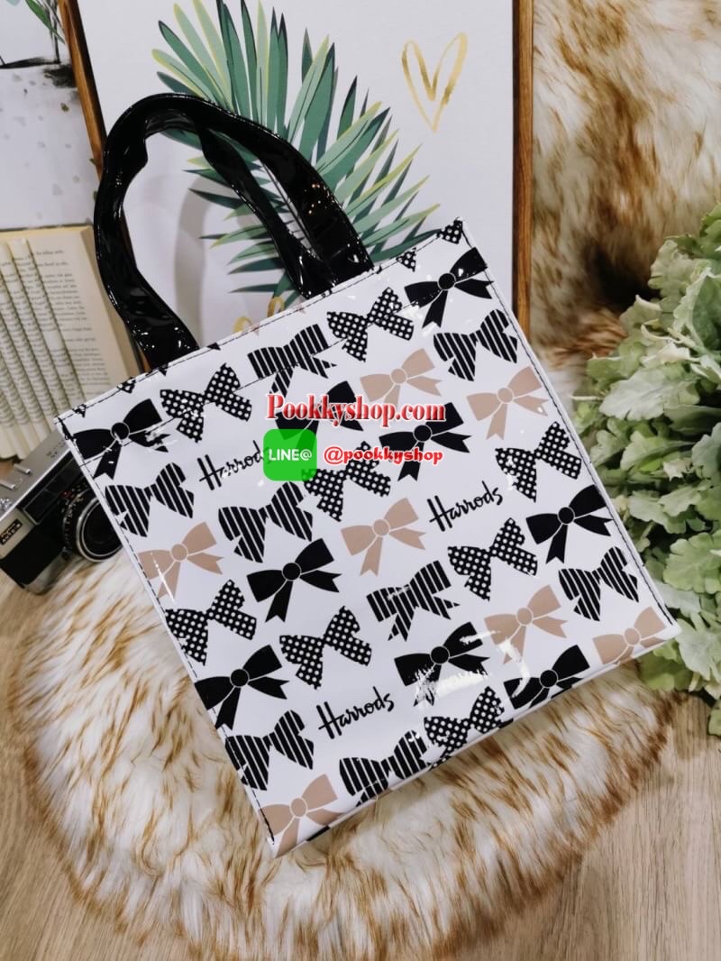 ลายนี้เข้าแล้วนะคะ! พร้อมส่งไอเท็มยอดนิยม! Harrods London Top-handle Shopping Bag กระเป๋า Shopping แบรนด์ดังจากอังกฤษรุ่นยอดนิยมวัสดุ PVC+Polyester 100% ของแท้เนื้อหนาอยู่ทรงกันน้ำ ขนาดกำลังดี น้ำหนักเบา เปิดปิดด้วยซิปสะดวกใช้หัวซิปปั้มโลโก้แบรนด์อะไหล่เง