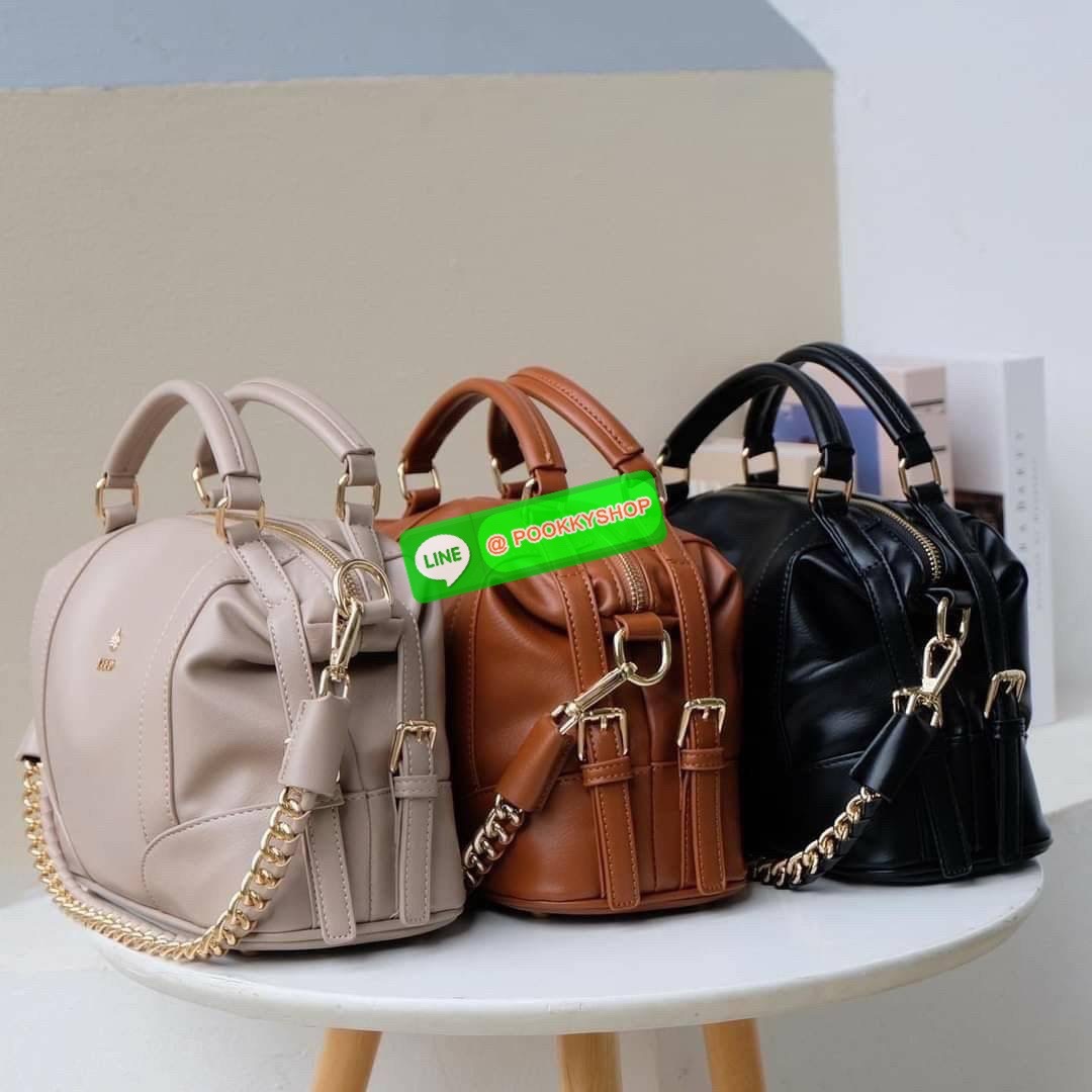 รุ่นขายดีเข้าเพิ่มนะคะ KEEP รุ่น ‘ Ella ‘ bag ทรง Pillow ( ทรงหมอน ) ที่สาวๆ ถามหา กลับมาแล้วค่า พร้อมฟังก์ชันจัดเต็มเหมือนเดิม ใบนี้ size M ใส่ กระเป๋าสตางค์ยาวได้ ใส่ไอแพดได้ ใครต้องการกระเป๋าที่ใช้ได้ทุกวัน ใส่ของครบ แอดมินแนะนำใบนี้เลยค่า สวย คุ้มแน่น