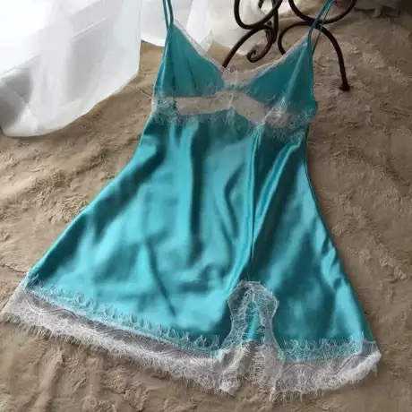 ชุดนอนผ้าไหม ชุดนอนสายเดี่ยว สีฟ้าเขียว เนื้อผ้าไหม แต่ลูกไม้สีขาวครีม สวย หรูมากๆคะ Size S/M