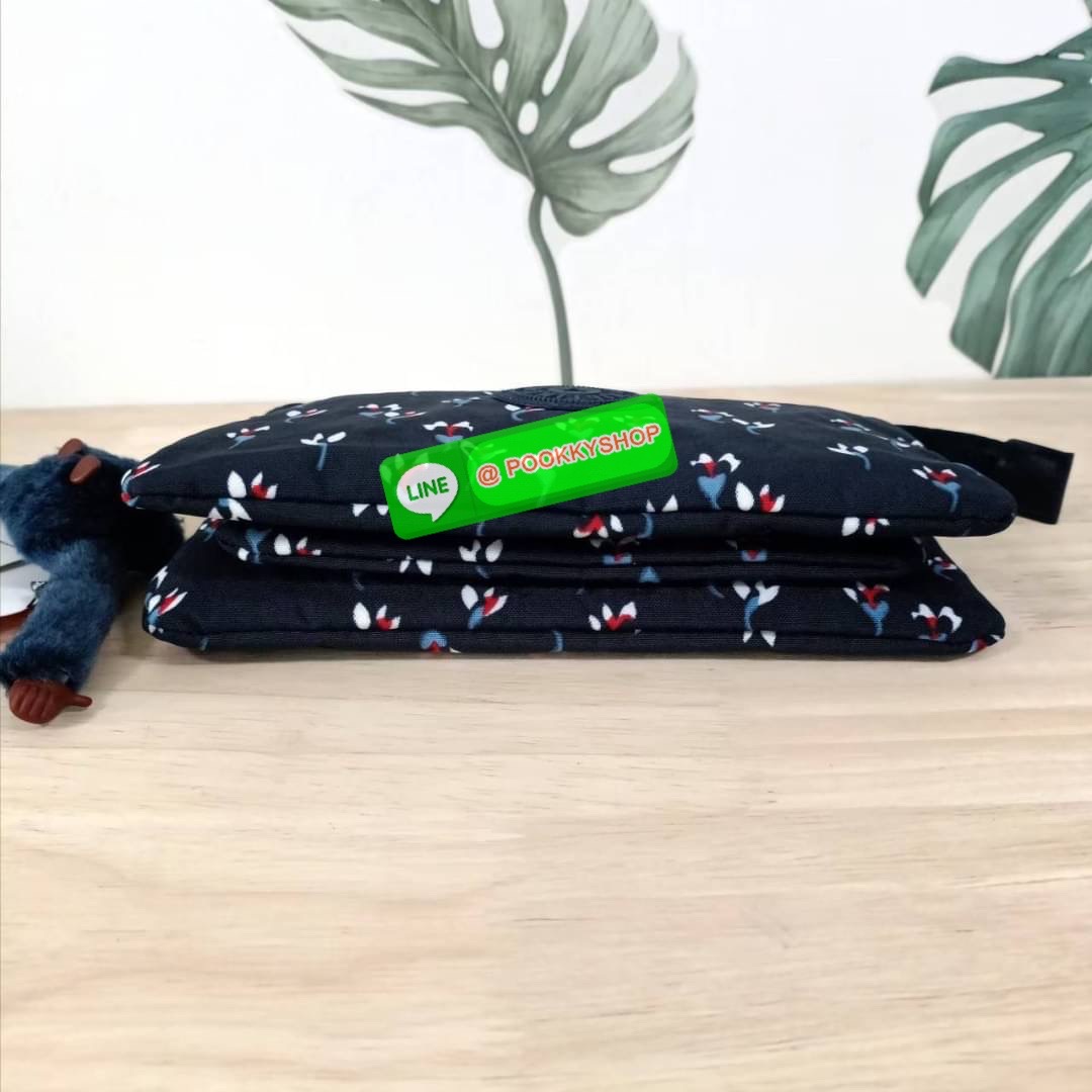 KIPLING Creativity X Crossbody Bag กระเป๋าสะพายวัสดุ Nylon&Polyester 100% ขนาดกำลังน่ารัก เปิดปิดด้วยซิป มา พร้อมพวงกุญเเจลิงน้อย ด้านในมีช่องใส่ของ2ชช่อง เพิ่มตรงกลางมีช่องซิปอีก1ช่อง มีสายคล้องพวงกุญแจ ใส่ของได้จุมาๆเลยค่ะ มีสายสะพายยาวเลื่อนปรับระดับได