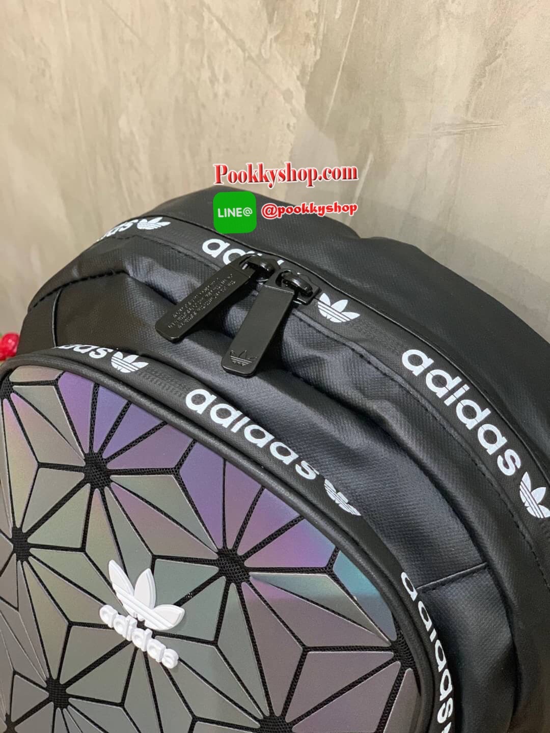Adidas Originals 3D Backpack กระเป๋าสะพายหลัง 3D ลุคสุดล้ำของกระเป๋าสะพายหลัง ที่มาพร้อมช่องกระเป๋าซิปและลายพิมพ์สามมิติแบบอสมมาตร ดูดีมีสไตล์ด้วยการใช้วัสดุเลียนแบบหนังที่ทันสมัย ให้คุณมีพื้นที่มากขึ้นในการจัดเก็บ ด้วยช่องกระเป๋าด้านหน้าและด้านใน มีช่องส