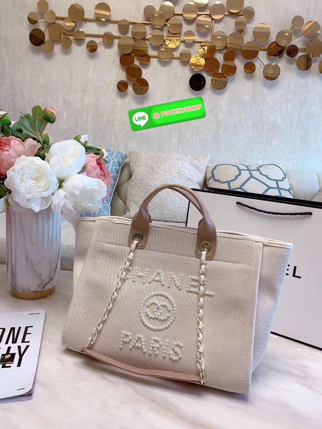 premium gift Chanel Tote canvas จากแบรนด์ Chanel กระเป๋าสะพาย Chanel Tote canvas โลโก้ปักกระเป๋าทรง Tote ผ้า canvas เนื้อหนาอย่างดีมีซับใน ด้านหน้าปักโลโก้ไข่มุกแบรนด์หรู หูจับมี 2 แบบคือ แบบสายหนัง และ โซ่ สามารถสะพายไหล่ได้คะ ใบใหญุจุของคุ้ม แต่น้ำหนักเ