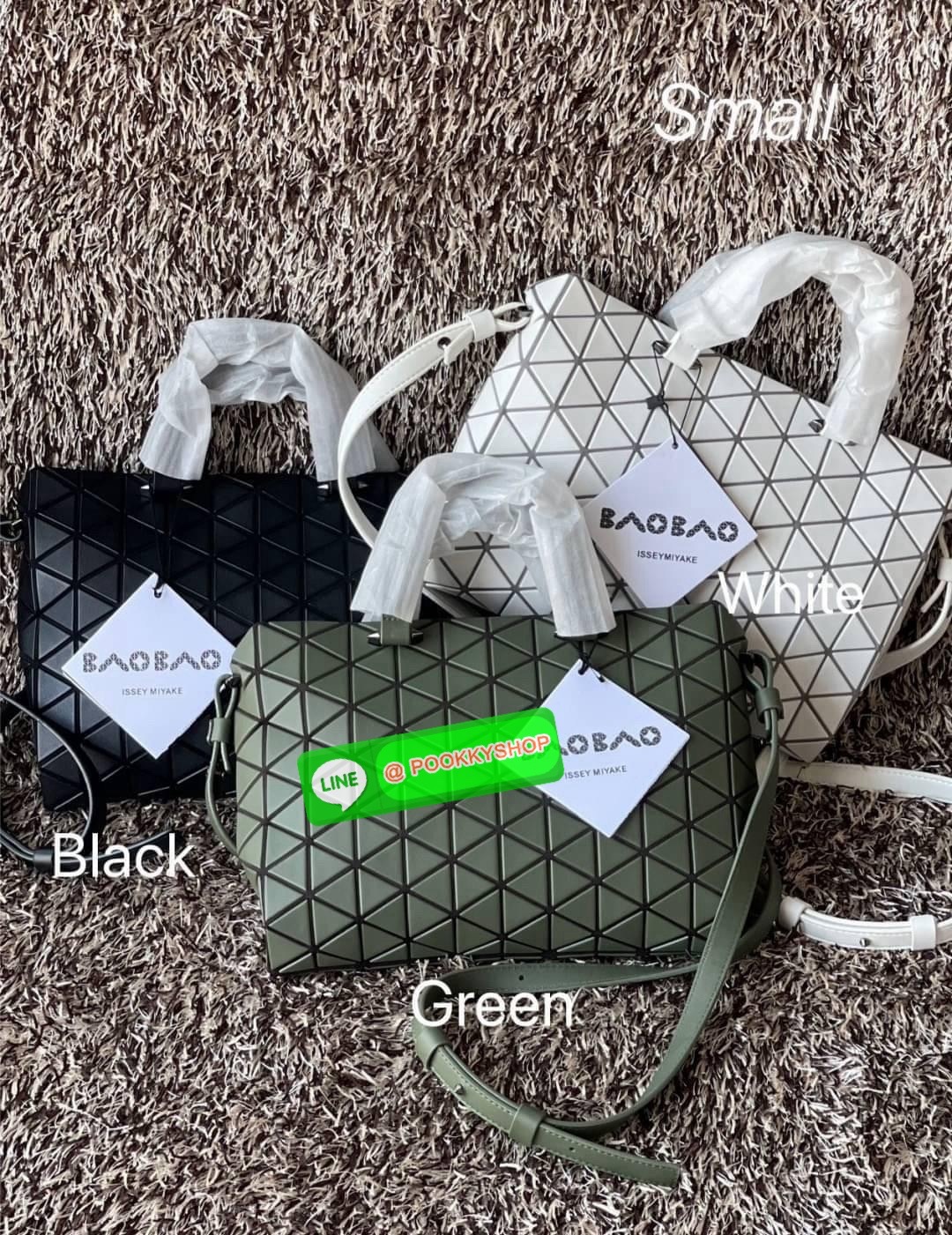 *Small BAO BAO ISSEY MIYAKE TONNEAU เป็น ซีรีย์ที่มีเอกลักษณ์เฉพาะตัว ด้วยแผ่นสามเหลี่ยมที่มีสัญลักษณ์เท่ากันทุกด้าน และยังผสมผสานงานดีไซน์ อันสง่างามเท่ากับฟังก์ชั่น การใช้งานสุดพิเศษ โดยมีจุดเด่นที่ซิปด้านบน สำหรับเปิดปิดและมีสายสะพายไหล่ ที่สามารถถอดออ