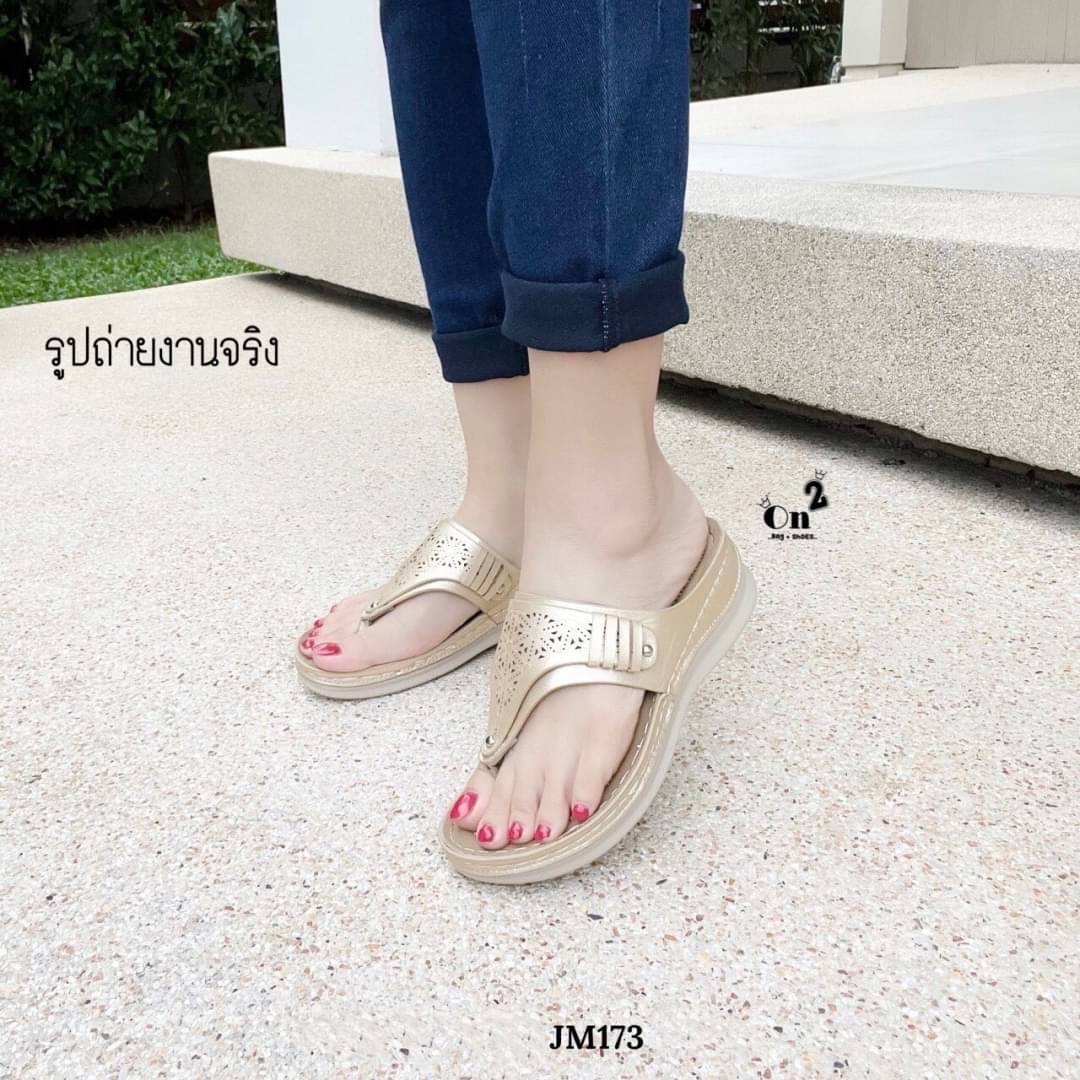 New....รองเท้าลำลองแบบหนีบดีไซน์สวยทั้งยังเป็นรองเท้าเพื่อสุขภาพด้วยค่ะ พื้นช่วยลดแรงกระแทกจากการเดินได้ดี ป้องกันการเดินแล้วเท้าพลิกได้ทำจากวัสดุคุณภาพดีมีกันลื่นแบบสวยดีต่อใจคะ ต้อง cf กันเลยจ้า