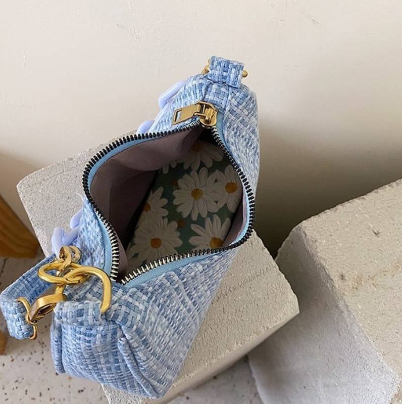 กระเป๋าสะพายแฟชั่น ผ้าทอลาย สวยสะดุดตามากค่ะ สวยแฟชั่น ต้องชอบ ได้ทั้งถือและสะพาย อะไหล่ซิบทองสวยหรู