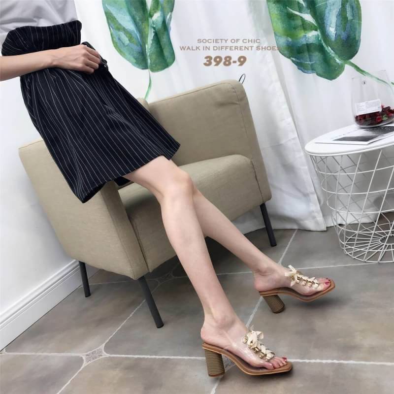 แบบขายดี พร้อมเสิร์ฟ!!! ต้อนรับซัมเมอร์กับรองเท้าลำลองแบบสวม ทรง maxi หน้าสวม pu ใส นิ่มไม่บาดเท้า หน้าร้อยเชือก ผูกปรับระดับได้ สูง 8 cm พื้นนิ่มใส่ง่าย เรียบ หรู ดูดี แมทกับชุดไหนก็สวย ใส่ได้ตลอด พร้อมเสิร์ฟความสวยก่อนใครที่นี่ที่เดียวค่ะ