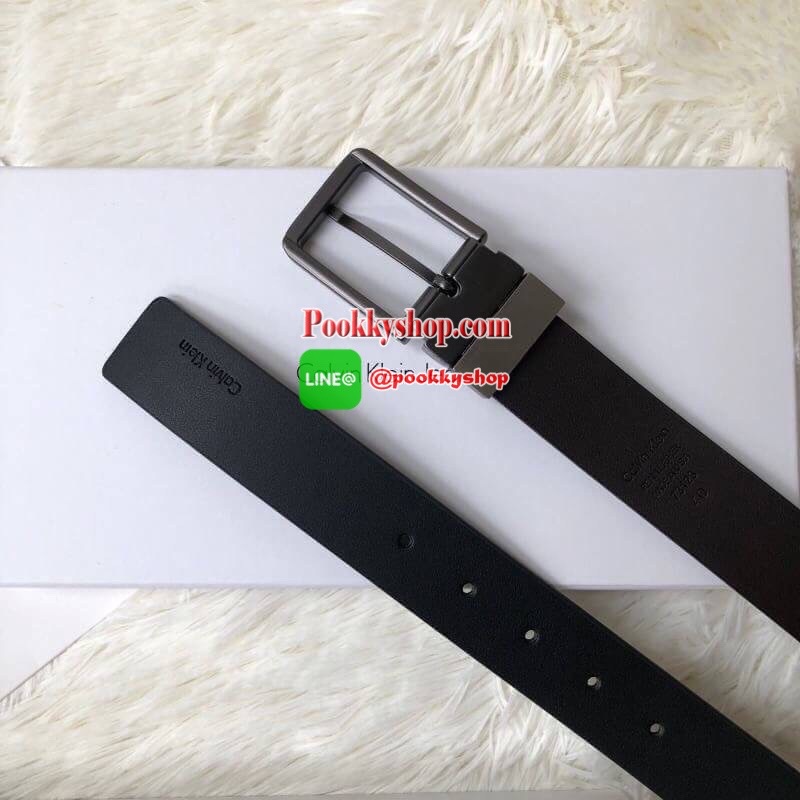 Calvin Klein Leather Belt & Wallet Set Setกระเป๋าสตางค์+เข็มขัด กระเป๋าสตางค์ด้านหน้าปั๊มชื่อแบรนด์ มีช่องใส่บัตร ช่องใส่ธนบัตร 2 ช่อง และช่องเก็บเหรียญ เข็มขัดหนังแท้ปั๊มแบรนด์ สามารถสลับใช้ได้ทั้ง 2 ด้าน เข็มขัดปรับระดับได้ 5 ระดับ มาพร้อมที่เจาะรูจ้า