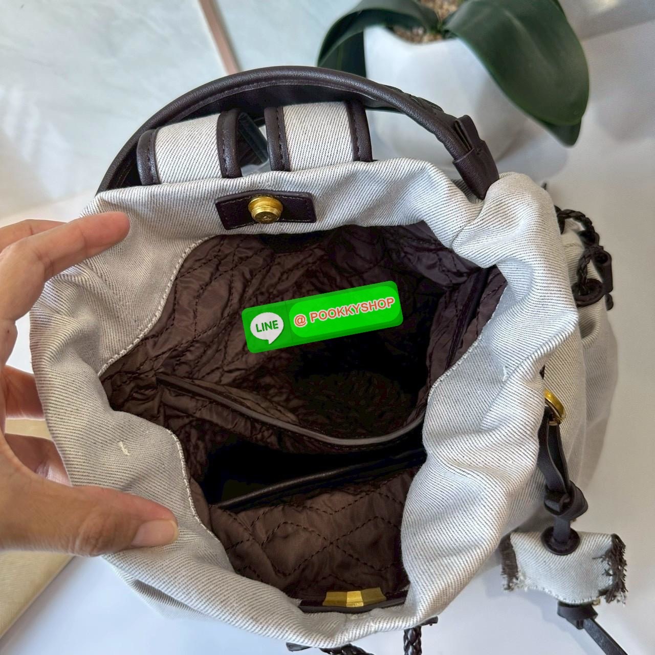 Songmont Series Backpack Female Small Capacity Songmont Drawstring Backpack กระเป๋าเป้สายรูดทรงชิคที่กำลังเป็นกระแสฮิตสุด ๆ เพราะดีไซน์เรียบเก๋ ใช้งานง่าย และแมทช์ได้หลายสไตล์ ดีไซน์ unisex ใช้ได้ทั้งผู้หญิงและผู้ชาย ดีไซน์: ทรงถุงสายรูด (Drawstring) ดูมิ