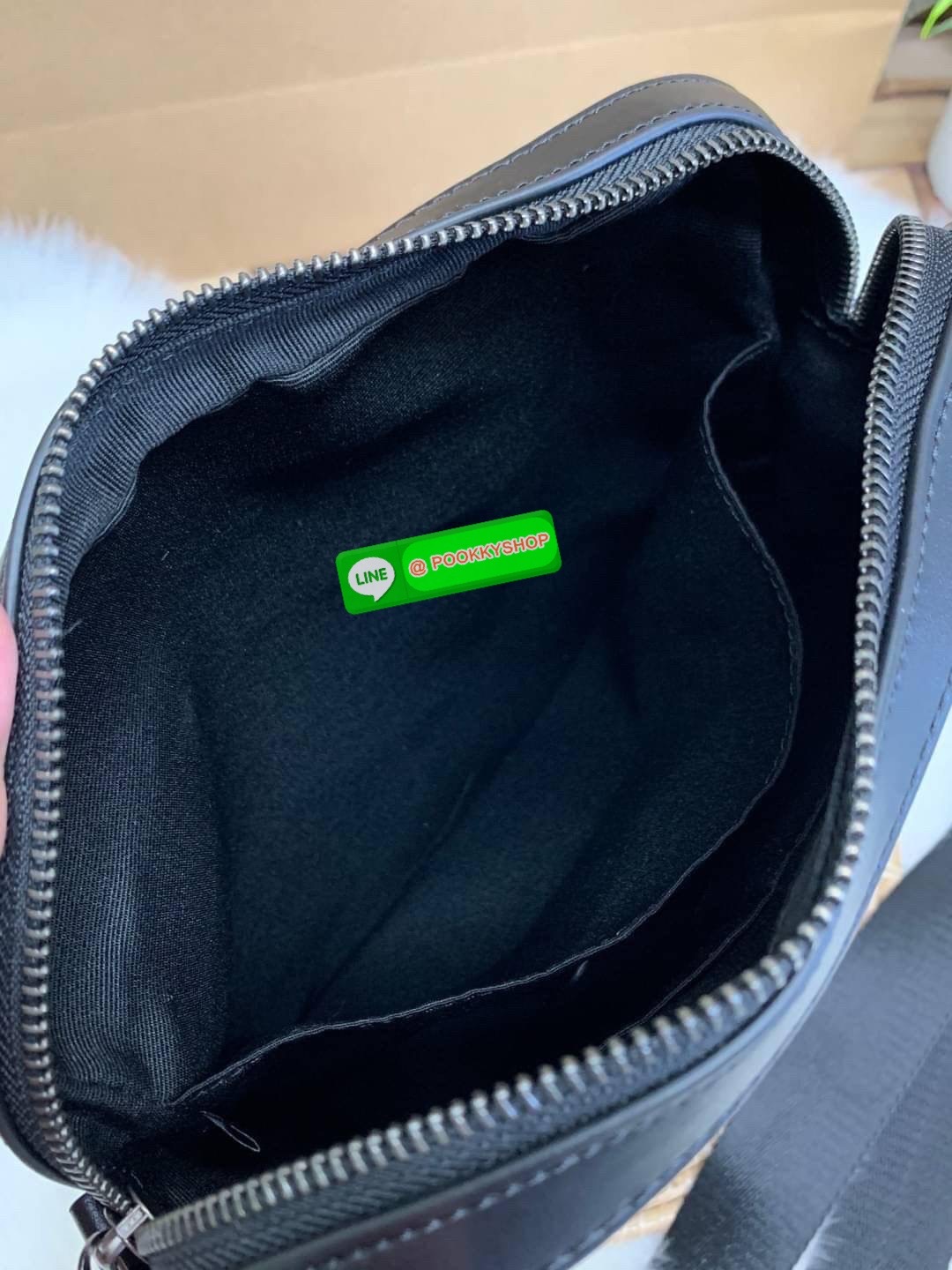 COACH Houston Flight Bag In Signature ((73336)) พร้อมส่งอีกครั้งค่ะ รุ่นที่คุณผู้ชายต้องมีติดตัว! กระเป๋าสะพายครอสบอดี้ร์ หนังแท้ หนังนิ่มดีค่ะ ด้านหน้าเป็นช่องซิปยาวให้หนึ่งช่อง เปิดปิดกระเป๋าแบบซิปภายในโล่ ใส่ของได้เยอะพอประมานเลยนะคะ พร้อมช่องแยกย่อย ใ