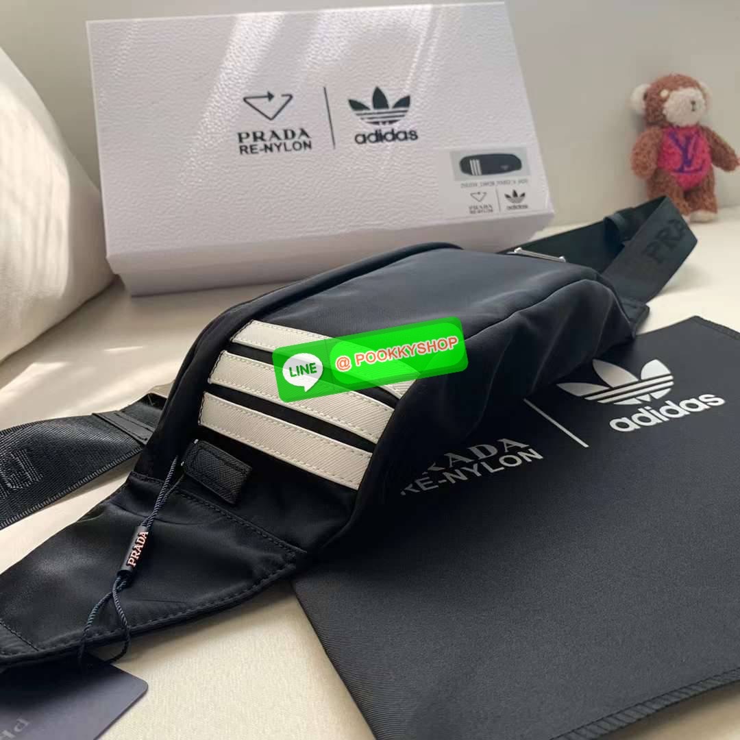 New Arrivals!!!PRADA Bag Premium gift กระเป๋าถือหรือสะพายพรีเมี่ยมกิ๊ฟ ซึ่ง Adidas และ Prada นำเสนอ กระเป๋าคาดเอวสไตล์สปอร์ตและอเนกประสงค์ และนำแถบสามแถบที่เป็นเครื่องหมายการค้าของ Adidas มาปรับปรุงใหม่ให้เป็นหนัง Saffiano ซึ่งเป็นวัสดุสัญลักษณ์ของ Prada