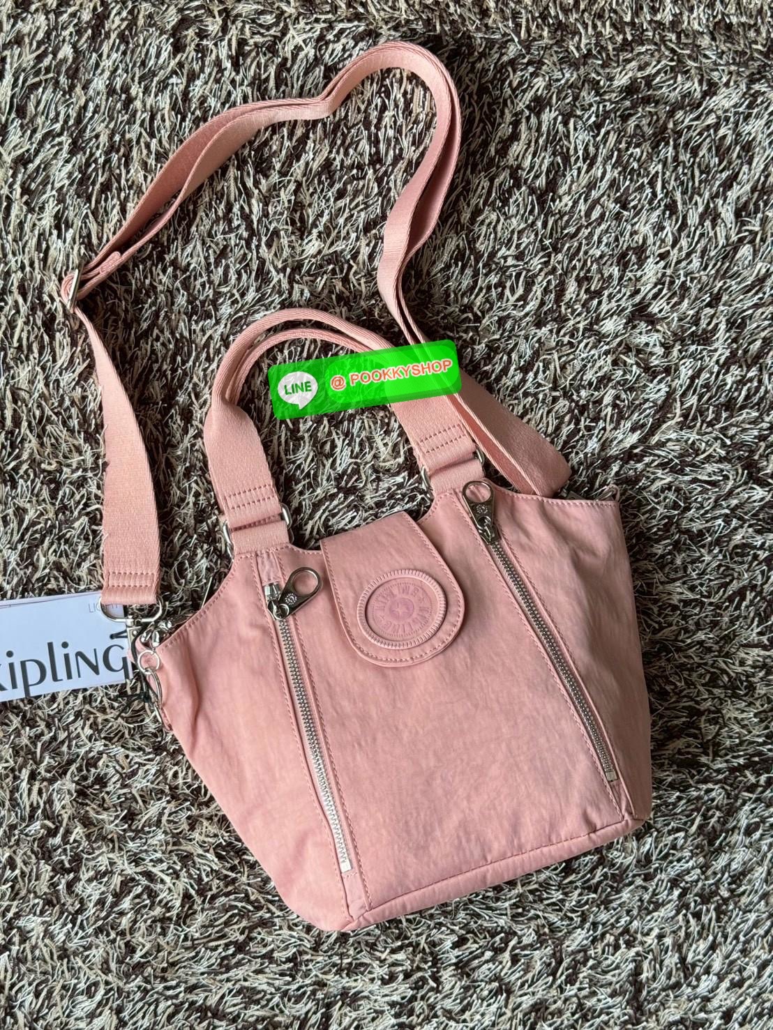 Kipling RECICELY S กระเป๋าสะพายข้างขนาดเล็กของ Kipling Recicely รุ่นนี้เหมาะอย่างยิ่งสําหรับการสวมใส่ในชีวิตประจําวันด้วยกระเป๋าซิปด้านในและกระเป๋าซิปด้านหลัง นอกจากนี้ยังมีสายปรับได้และถอดออกได้ ดังนั้นคุณสามารถ ใช้งานได้หลายรูปแบบ มีDetail โลโก้ ด้านหน้