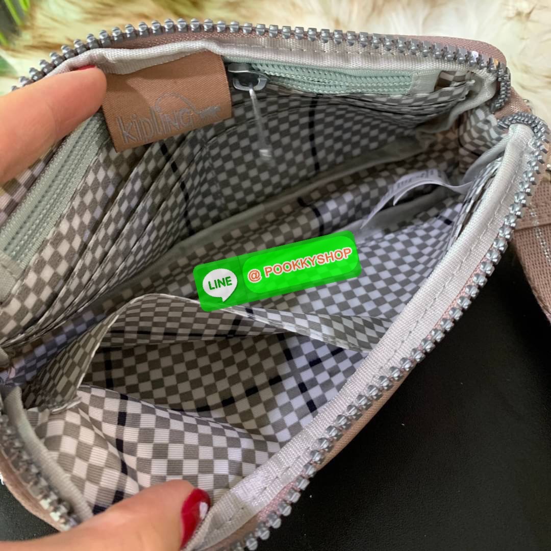 KIPLING 3 Monkey program Seoul up clutch & sling bag กระเป๋าคล้องมือ หรือ สะพายข้าง ขนาดเล็ก วัสดุ Nylon & Polyester 100% ใช้งานได้ 2 รูปแบบ มีสายสลับเปลี่ยนได้ทั้งแบบคล้องมือหรือสะพายข้าง เปิด-ปิดด้วยซิป ช่องหลักโล่ง มีช่องใส่บัตรด้านข้าง 6 ช่อง และช่องด