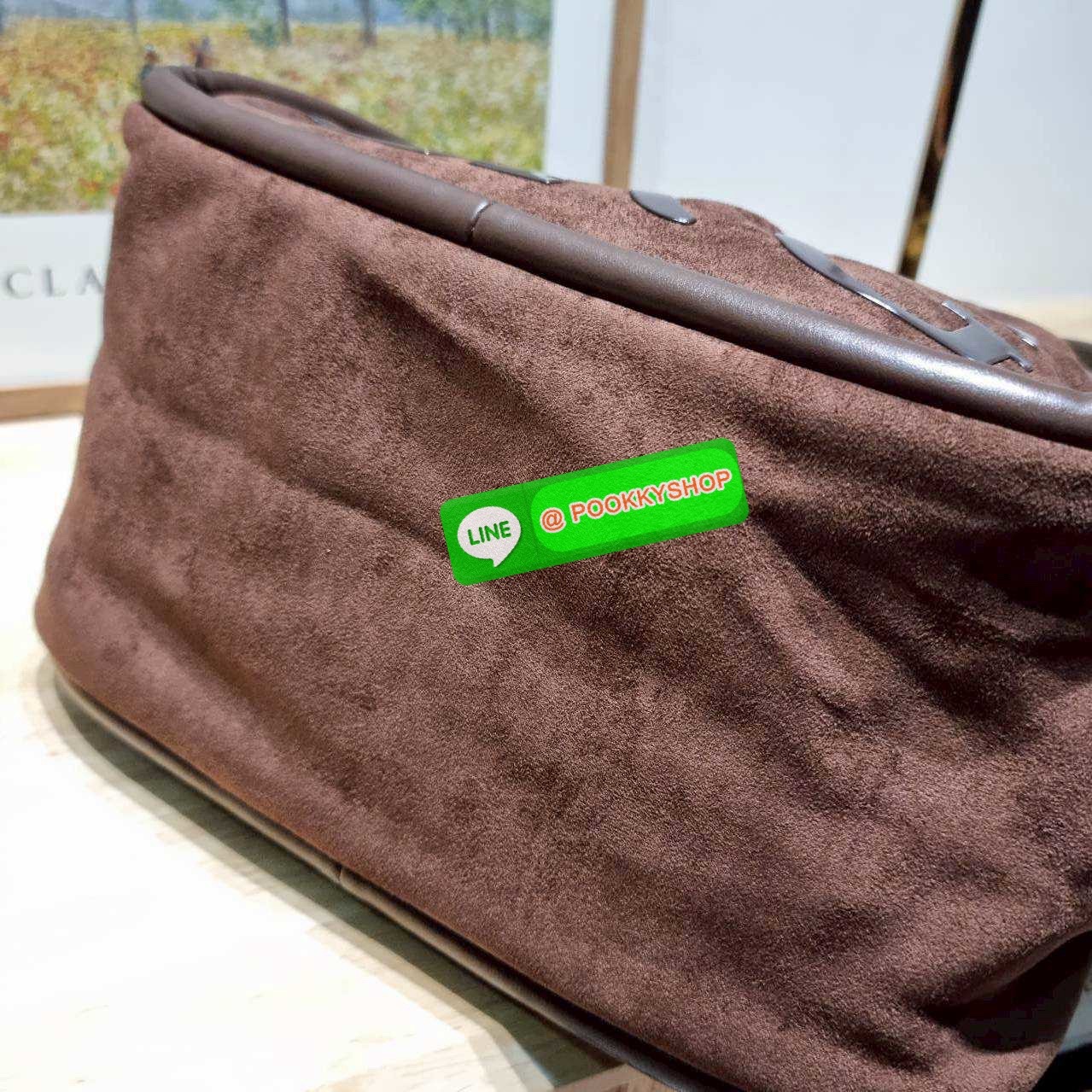 Merge a day bag (medium) 🔆 Details จะกี่รุ่นก็แรงไม่ไหว! กับกระเป๋าสะพายทรงสวย รุ่นผ้ากำมะหยี่ โทนสีน้ำตาลที่กำลังอินมากสำหรับปีนี้ รูปทรงยืดหยุ่น สามารถปรับปีกกระเป๋าเก็บทรงได้ สายสะพายคล้องไหล่ในตัว ภายในมีกระเป๋าผ้าซ้อนให้ ถอดออกได้ (มีอะไหล่เก