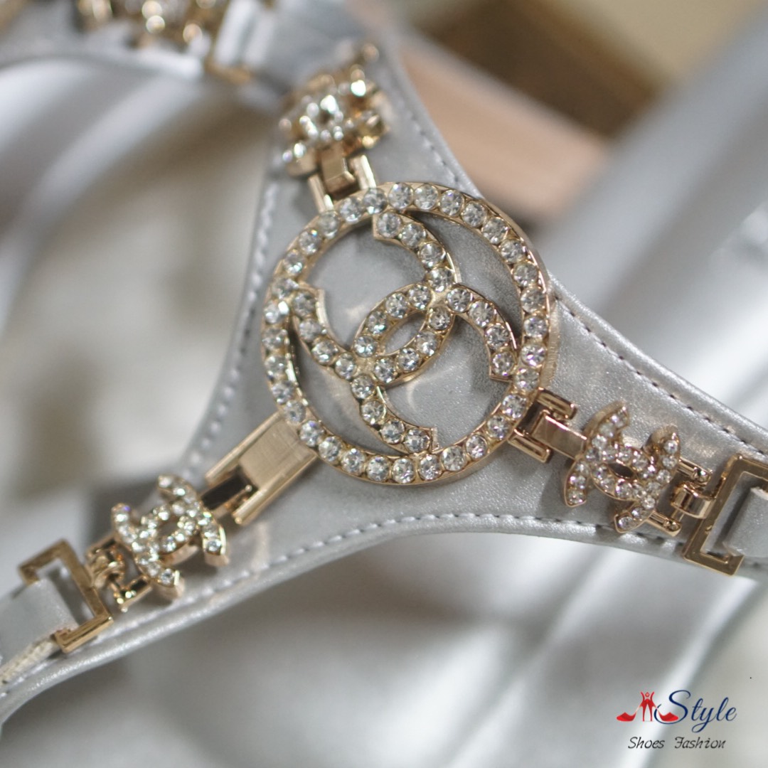 พร้อมส่ง รองเท้าแตะลำลอง แบบหูหนีบ วัสดุทำจากหนังนิ่ม งานเย็บดี นิ่ม เบา ใส่สบายมาก พื้นอย่างดี ใส่แล้วสวยฝุดๆ ใส่ได้ทุกโอกาส สาวควรมีไว้ติดบ้านสักคู่น๊าาา...