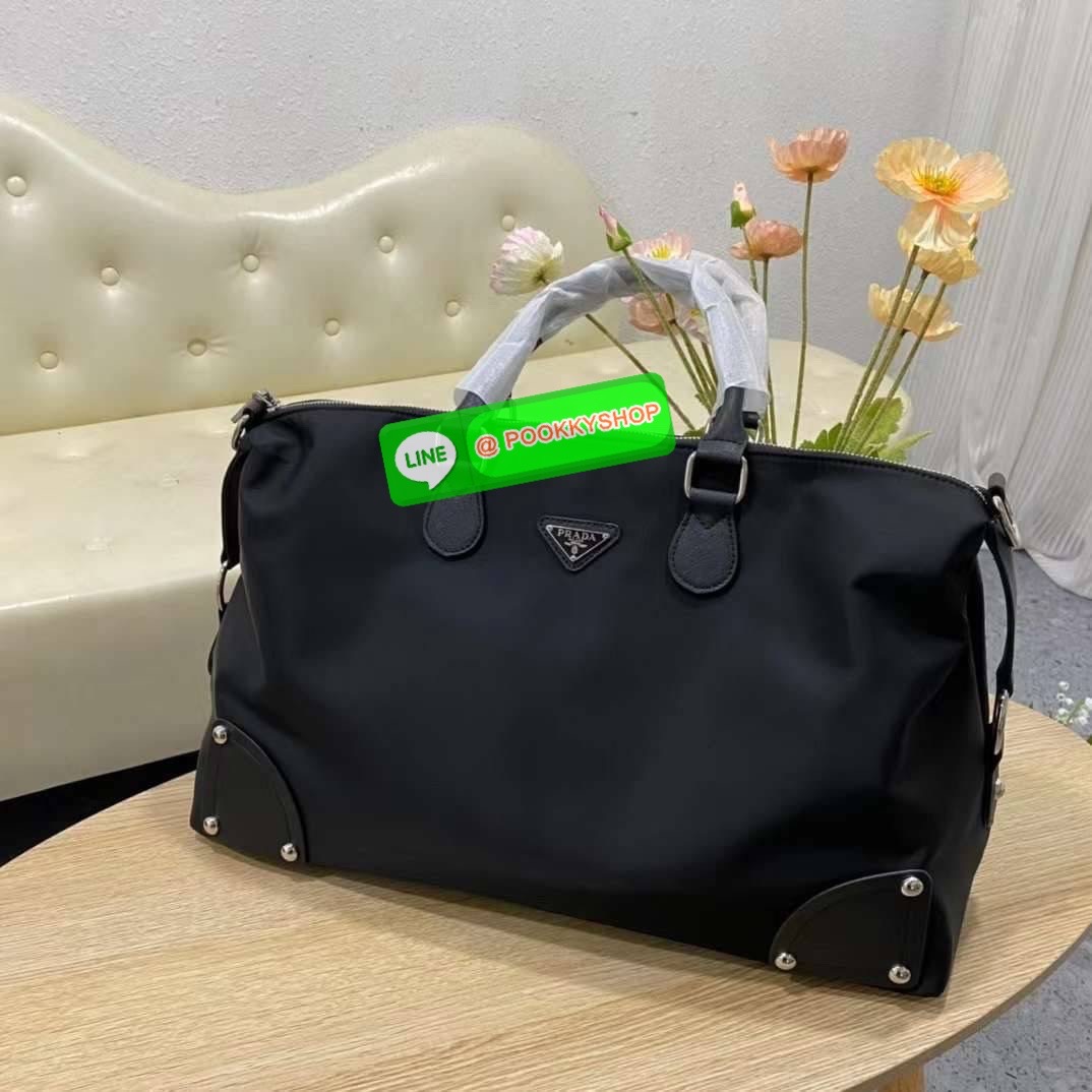 New Arrivals!!!PRADA Bag Premium gift กระเป๋าเดินทางขนาดใหญ่ วัสดุ Nylon กันน้ำ อะไหล่เงิน ถือหรือสะพายไหล่ได้ น้ำหนักเบาจุของได้เยอะ เดินทางต่างจังหวัดได้สบายๆ ด้านในโล่งมี1ช่องซิป และช่องจัดระเบียบอีก3ช่อง ซับใบผ้าลายแบรนด์หรู สายยาวถอดสายได้ปรับระดับได