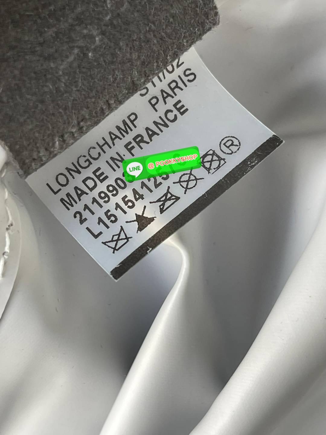 💕Longchamp LE PLIAGE LGP TOP HANDLE BAG M พบกับคอลเลคชั่นใหม่ล่าสุด มีดีไซน์ที่เรียบหรูและคลาสสิก แฝงด้วยลูกเล่นแบบเฟมินีน แถมยังมีน้ำหนักเบาอย่างไม่น่าเชื่อ มาพร้อมกับหูจับกระเป๋าคู่และฝาปิดแบบกระดุม กระเป๋าถือใบนี้สามารถใช้ถือแบบทั่วไป มีสายสะพา