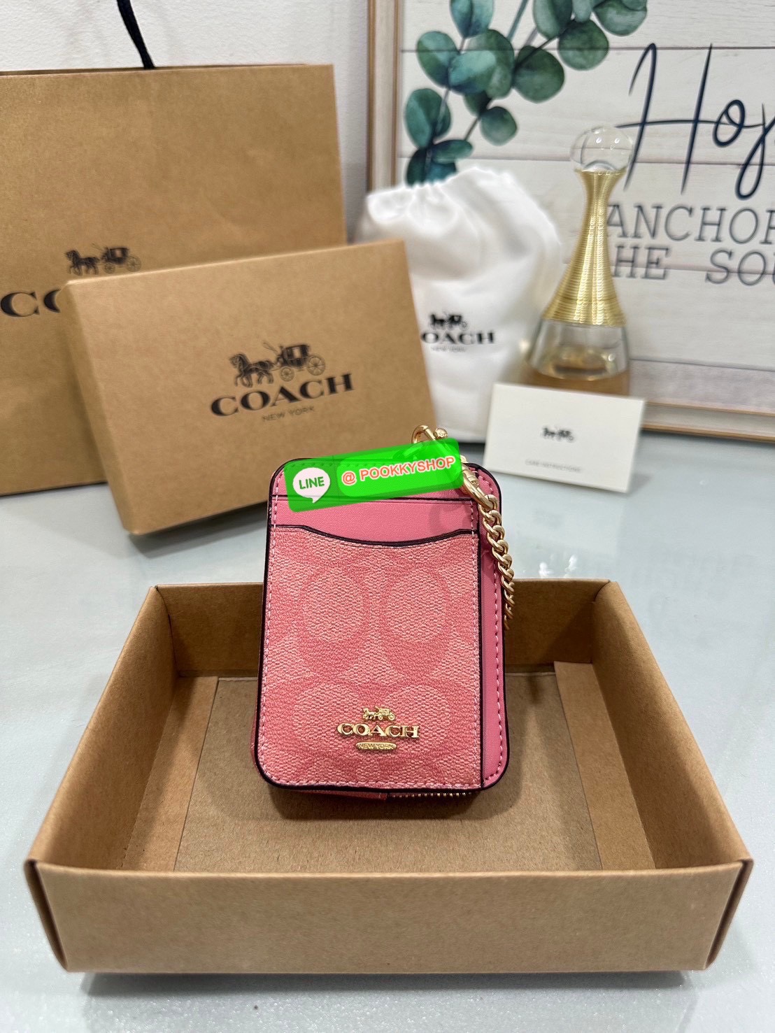 💗Coach C0058 Zip Card Case In Signature Canvas💗 กระเป๋าใบนี้นอกจากช่องใส่บัตรแล้ว ด้านหลังยังมีช่องสำหรับใส่ธนบัตรหรือเหรียญสามารถเปิดปิดได้ด้วยซิป เพิ่มลูกเล่นเป็นสายโซ่คล้องมือ หรือคล้องกับกระเป๋าก็ได้เช่นกัน ขนาดกะทัดรัด พกพาสะดวก การดู