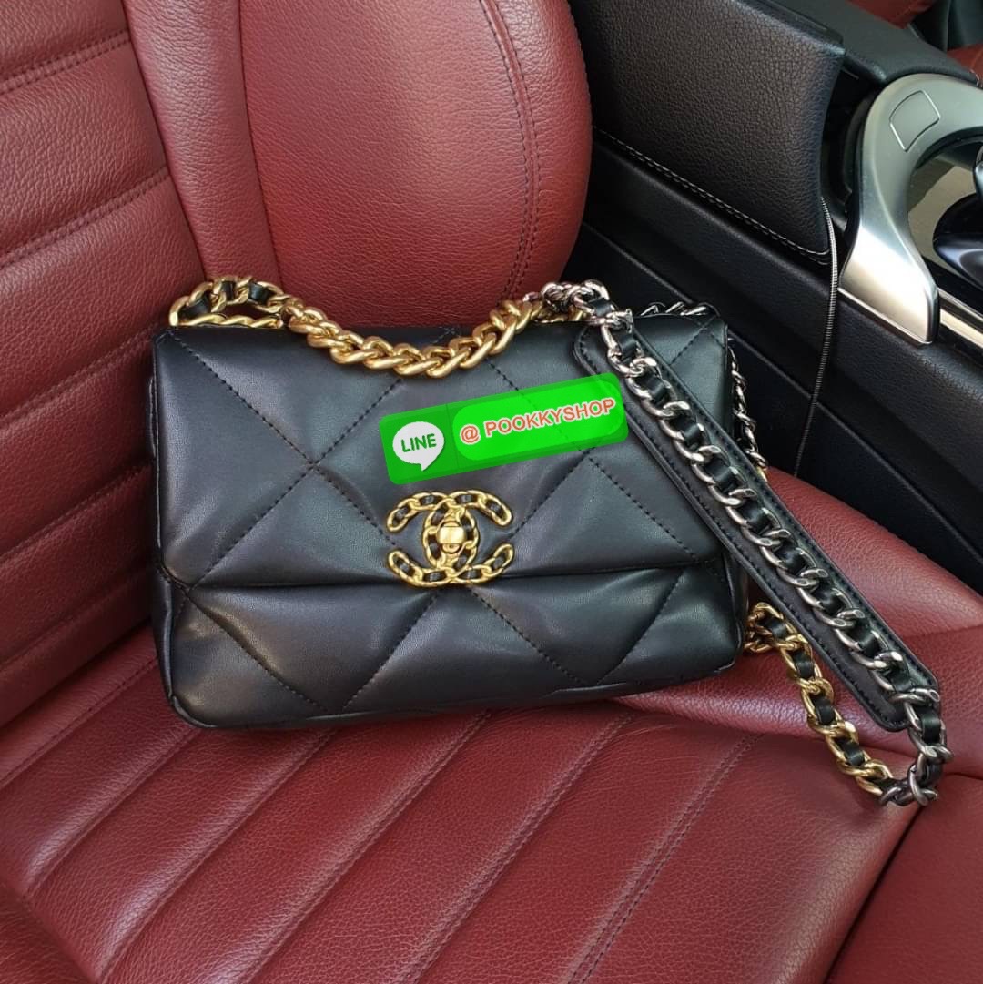 ต้อนรับเทศกาลแห่งความสุข กับกระเป๋างานกิฟท์ CHANEL VIP GIFT CROSSBODY BAG ทรงหรู หนังพียูพรีเมี่ยมหนังนิ่ม อะไหล่ทองวินเทจผสมเงิน มีหนังรองบ่า สวยหรูมากเปิดปิดด้วยตัวหมุน ด้านในบุผ้าสีแดงใส่กระเป๋าสตางค์ได้ถึงใบยาว มือถือได้ทุกรุ่น พร้อมช่องซิปให้อีกหนึ่ง