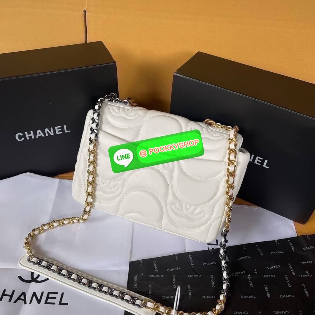 Chanel อเนกประสงค์ รุ่น Limited edition ลายวินเทจแบรนด์ หนังแกะ พร้อมสายยาวโซ่ต่อหนัง น้ำหนักเบา ภายใน มีช่องซิปเปิดปิดด้วยฝาปิดตัวล็อค มีช่องหลัง ใส่กระเป๋าสตางค์ใบยาวได้ค่ะ ตัวจริงสวยมากๆถูกใจรีบจองนะคะ ใส่มือถือได้ทุกรุ่น สะพายเป็นสายคู่ หรือ สะพายยาวไ