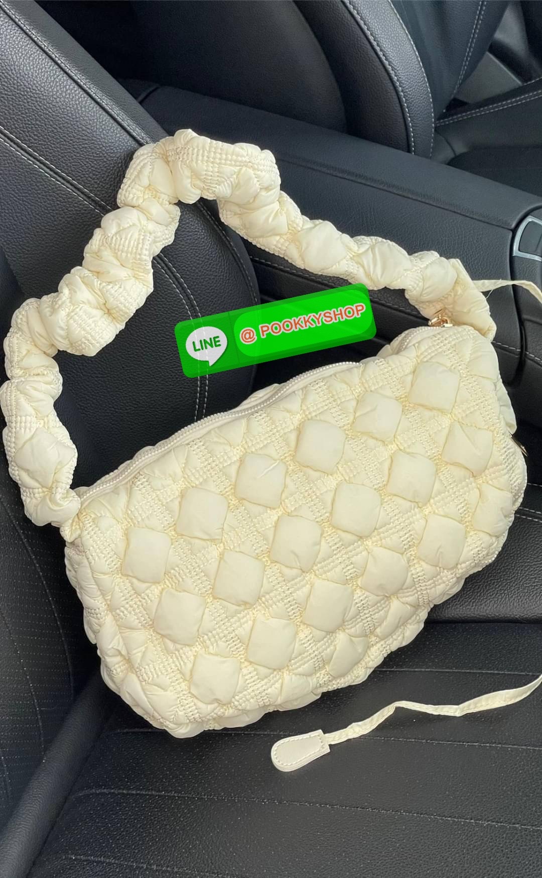 C Cozy Shoulder Bag สายแฟชั่นเกาหลีห้ามพลาด เป็นกระเป๋าที่กำลังได้รับความนิยมอย่างมากในเวลานี้ ถูกออกแบบมาให้มีลักษณะนุ่มนิ่มไม่ต่างจากพัฟเฟิลโค้ตหรือผ้านวม เลือกหยิบมาใช้ แมตช์เข้ากับคอสตูมได้ในแต่ละวัน รูปทรงและงานดีไซน์ที่มีความโดดเด่น และแตกต่างจากกระ