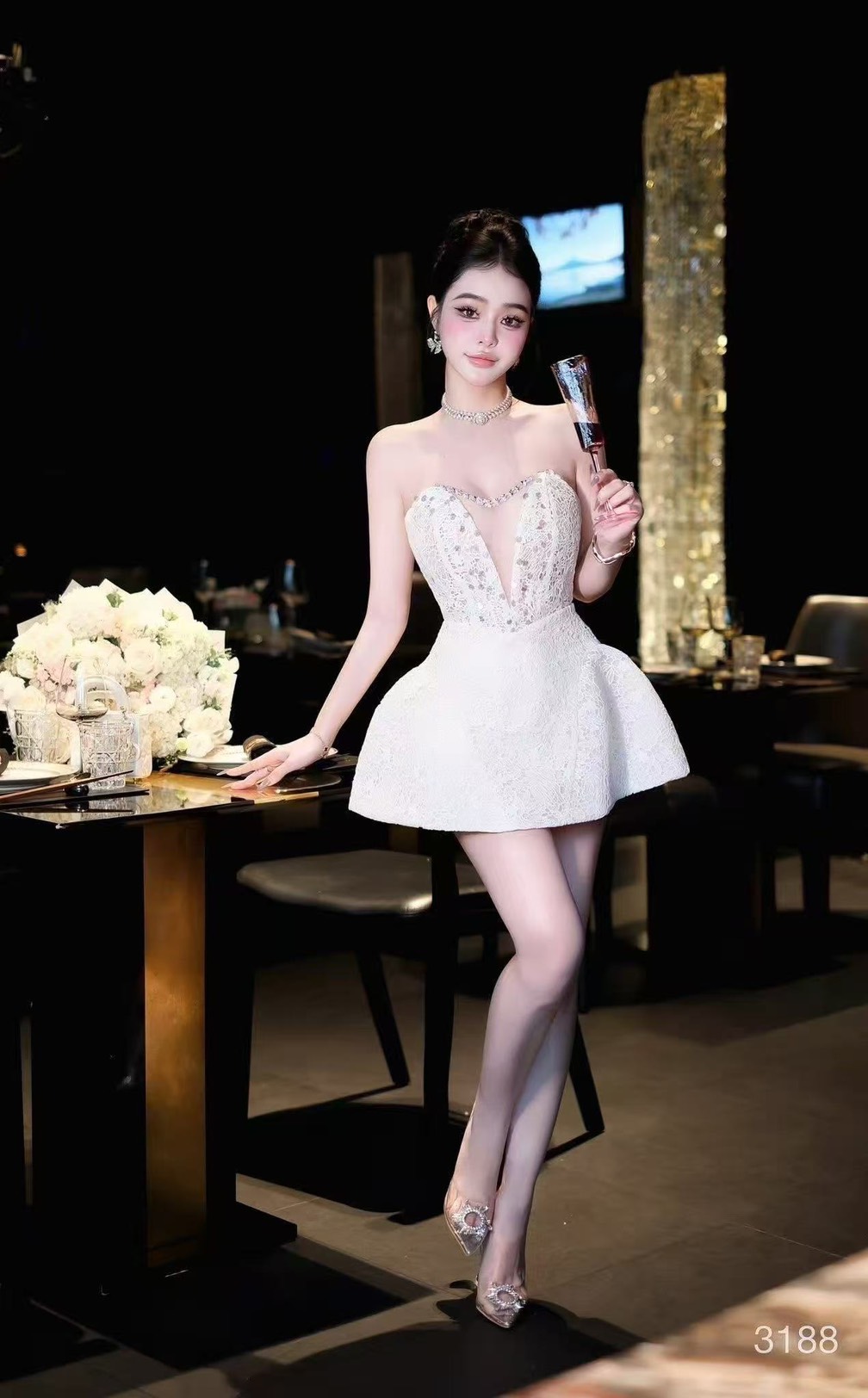 เดรสแฟชั่น มินิเดรสเกาะอกผ้าลูกไม้สีขาว อกเว้าตกแต่งด้วยผ้าตาข่าย