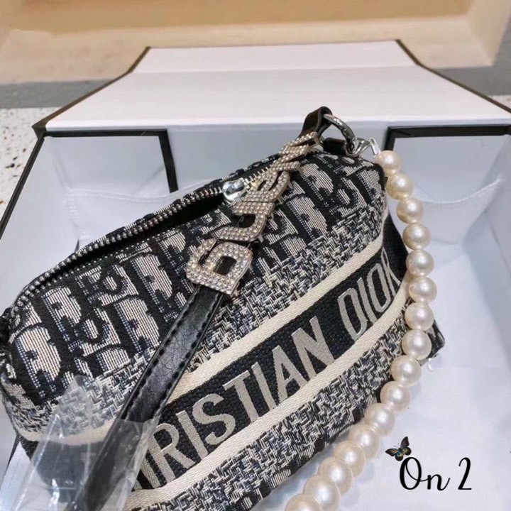 Christian Dior x Alexander Wang กระเป๋าสะพายdior ผ้าทอลาย Dior ซิปบน ที่รวมตัวกับ wang เพิ่มความหรูหรามากขึ้น มาพร้อมสายมุกยาวสะพายครอสบอดี้ถอดออกได้ค่ะ งานสวยอะไหลาปั๊มทุกจุด