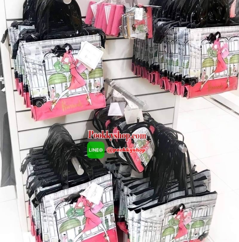 ลายนี้เข้าแล้วนะคะ! พร้อมส่งไอเท็มยอดนิยม! Harrods London Top-handle Shopping Bag กระเป๋า Shopping แบรนด์ดังจากอังกฤษรุ่นยอดนิยมวัสดุ PVC+Polyester 100% ของแท้เนื้อหนาอยู่ทรงกันน้ำ ขนาดกำลังดี น้ำหนักเบา เปิดปิดด้วยซิปสะดวกใช้หัวซิปปั้มโลโก้แบรนด์อะไหล่เง