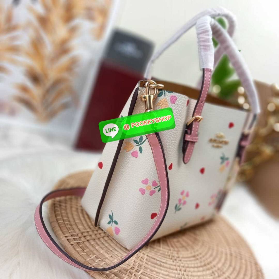 NEW IN!! น่ารัก วางไม่ลงอีกแล้ว COACH MOLLIE TOTE 25 (COACH C4084) กระเป๋าถือ สะพาย รุ่นฮิต ปริ้นลายดอกหัวใจมินิ ขนาดเหมาะมือ มีสายสะพายยาว ถอดและปรับระดับได้ วัสดุหนัง crossgrain ขึ้นทรงสวย ด้านในโล้ง มีช่องซิปตรงกลางแยก **🔸️รุ่นนี้ใครถือก็สวย ใช