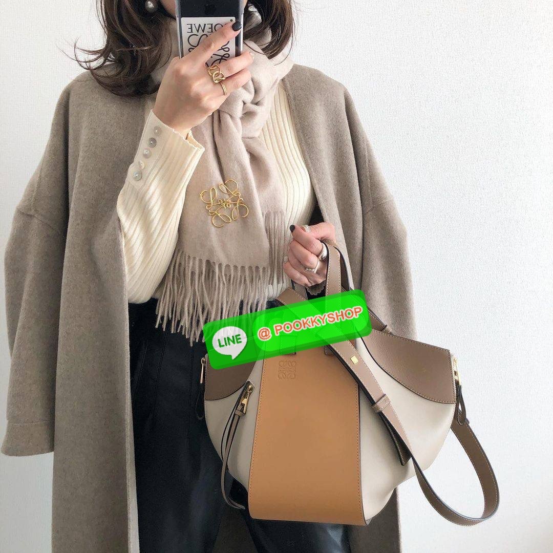 ✴️ห้ามพลาด!✴️LOEWE HANDLE & SHOULDER BAG VIP GIFT WITH PURCHASE (GWP) กระเป๋าถือหรือสะพายหนังแท้พรีเมี่ยมกิ๊ฟ Limited จาก LOEWE PERFUME DUTYFREE รุ่น Rare items สุดๆวัสดุหนังแท้ Calfskin หนังสวยดีไซน์มีเอกลักษณ์ ใบใหญ่กำลังดี น้ำหนักเบา ด้าน