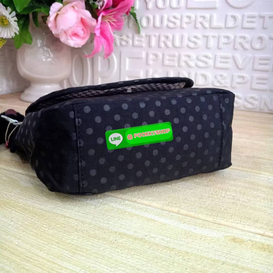 KIPLING SABIAN CROSSBODY MINI BAG กระเป๋าสะพายข้าง วัสดุ Nylon & Polyester 100% ขนาดเล็กกำลังน่ารัก เปิด-ปิดด้วยฝาปิดกระดุมแม่เหล็กและซิปแบรนด์ ด้านในมีแท็กแบรนด์