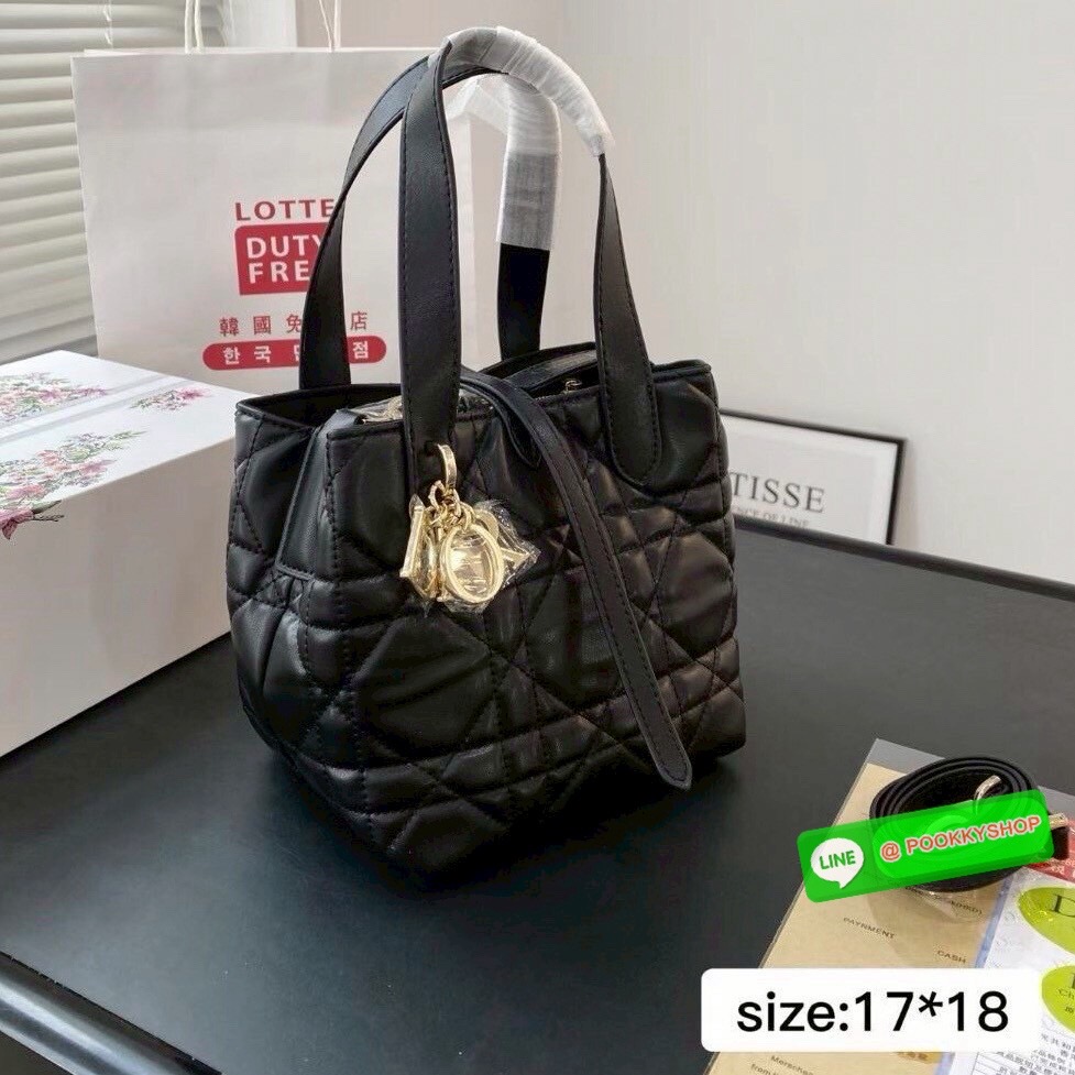 Dior Small Dior Toujours vertical tote bag 18cm กระเป๋าสะพายทรงบัคเก็ตไซส์ใหม่กะทัดรัด คลาสสิคหนังสวยหรูหราเกินราคา ดีไซน์นุ่มนวลทันสมัย ภายในโล่งกว้าง อัฟลุคปังได้ไม่ยากเลยสำหรับใบนี้ เป็นไอเท็มที่ควรมีไว้ติดบ้านอีกใบเลยน้า