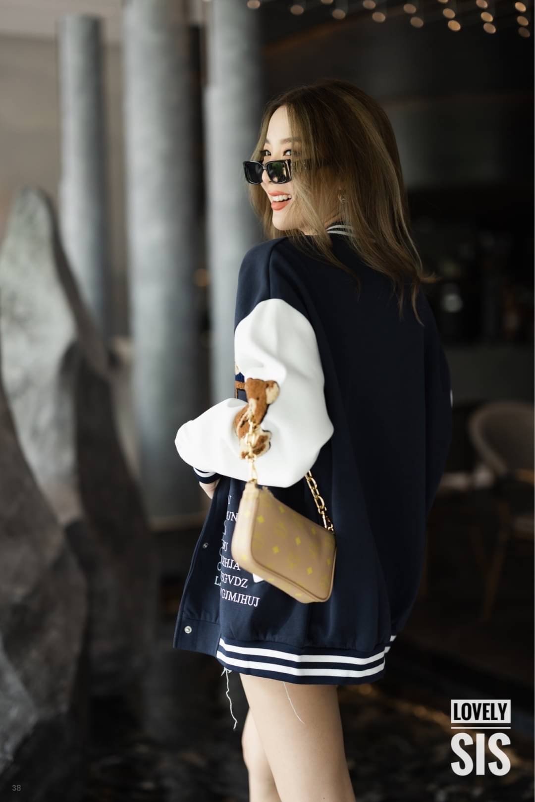 เสื้อแจ็คเก็ตเบสบอลทูโทนแต่งกระดุมแป๊กสีขาว เล่นดีเทลแน่มากค่า แต่งปักอาร์มขนปุย ปักอักษร แต่งขอบกระเป๋า และกุ๊นยางตัดขอบสี ผ้าดี งานสวยมาก ใส่คลุมเพิ่มความเท่ห์ จัดไป