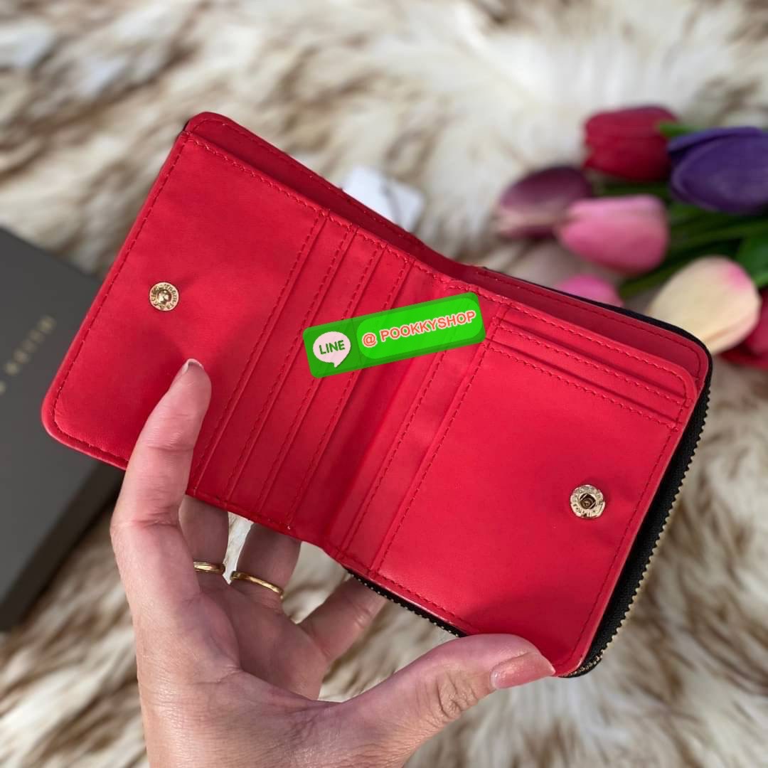 CHARLES & KEITH COMPACT WALLET กระเป๋าตังใบสั้นฟังก์ชันครบ!! ด้านหน้ามีโลโก้แบรนด์ มีช่องซิปใส่เหรียญ เปิดปิดแบบกระดุม ด้านในมีช่องใส่การ์ด 16 ช่อง มีช่องใส่ธนบัตรตามยาว ไม่ต้องพับแบงค์ค่า คุ้มมากๆเลยใบนี้