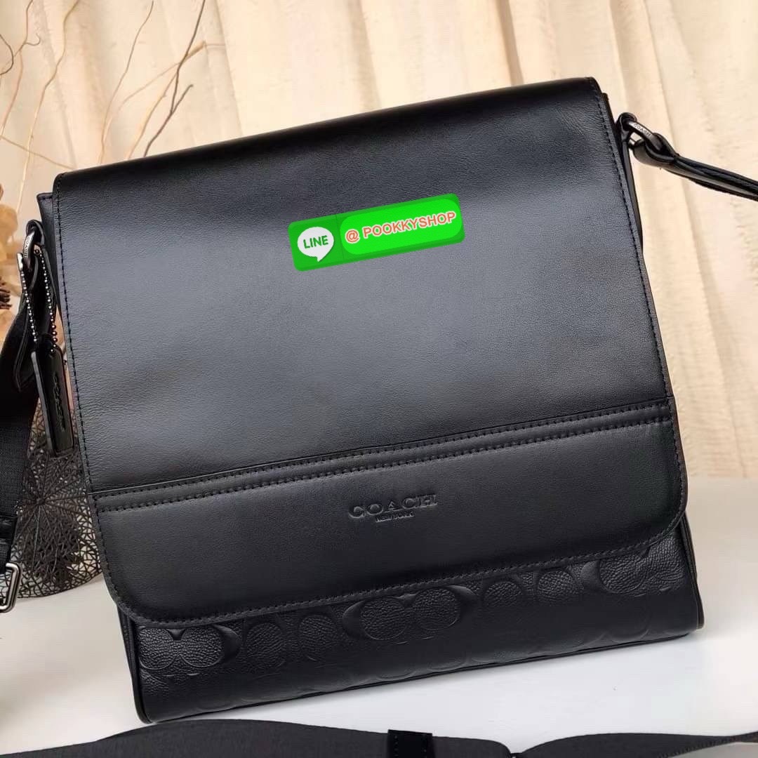 Coach F73339 F73340 – Hudson Crossbody Bag in Signature Embossed Leather “จะวันทำงานหรือวันสบาย ๆ แค่สะพายใบนี้…ก็เหมือนใส่ความเท่ติดตัวไว้แล้ว” Coach Hudson Crossbody F73340 กระเป๋าหนังแท้ลาย C ปั๊มลึก ทรงเหลี่ยมเรียบหรู โทนดำทั้งใบ เหมาะกับผู้ชายที่อยาก