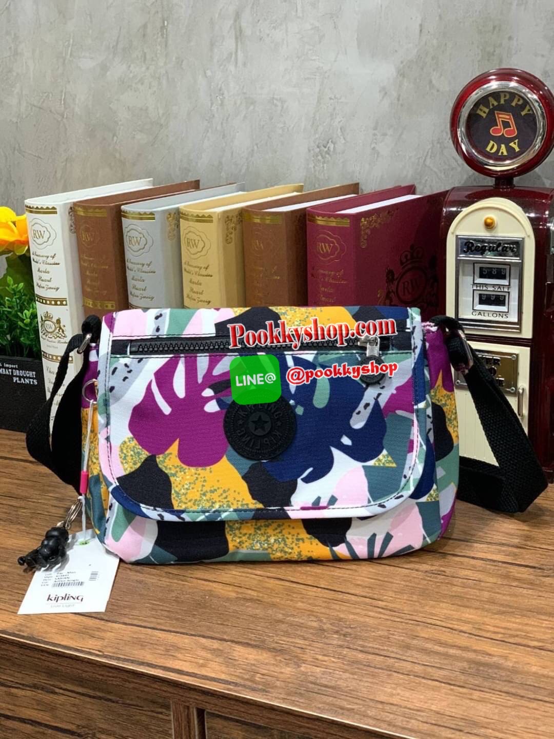 KIPLING SABIAN PRINTED CROSSBODY MINI BAG คอลเลคชั่นใหม่จากpac-man สำหรับสาวๆที่ชื่นชอบกระเป๋าสะพายข้าง ขนาดกำลังดี สะพายได้ทั้งสายคู่และสายเดี่ยว เปิดปิด2ชั้นด้วยกระดุมแม่เหล็กและซิป ภายในกว้างใส่กระเป๋าสตางค์ยาว มินิไอแพคและของจุกจิกอื่นๆได้ สายสะพายปรั