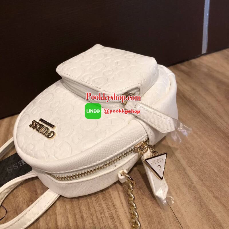 GUESS Factory Women's Evan Mini Crossbody กระเป๋าสะพายใบเล็กสุดน่ารักจาก guess มาแล้วค่า ไอเท็มสุดน่ารัก วัสดุทำจาก pu สกรีนลายสุดน่ารัก ด้านหน้ามีโลโก้ มีพวงกุญแจสวยเก๋ สายสะพายมีสายโซ่สลับหนังปรับได้ 5 ระดับ ด้านบนมีหูหิ้วจับถนัดมือ กระเป๋ามี 1 ช่อ